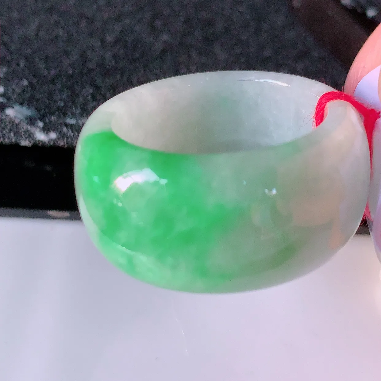 自然光实拍，21.3mm内径飘绿翡翠扳指，冰润指环，玉扳指，戒指，财源滚滚，玉质细腻起胶，26圈口，