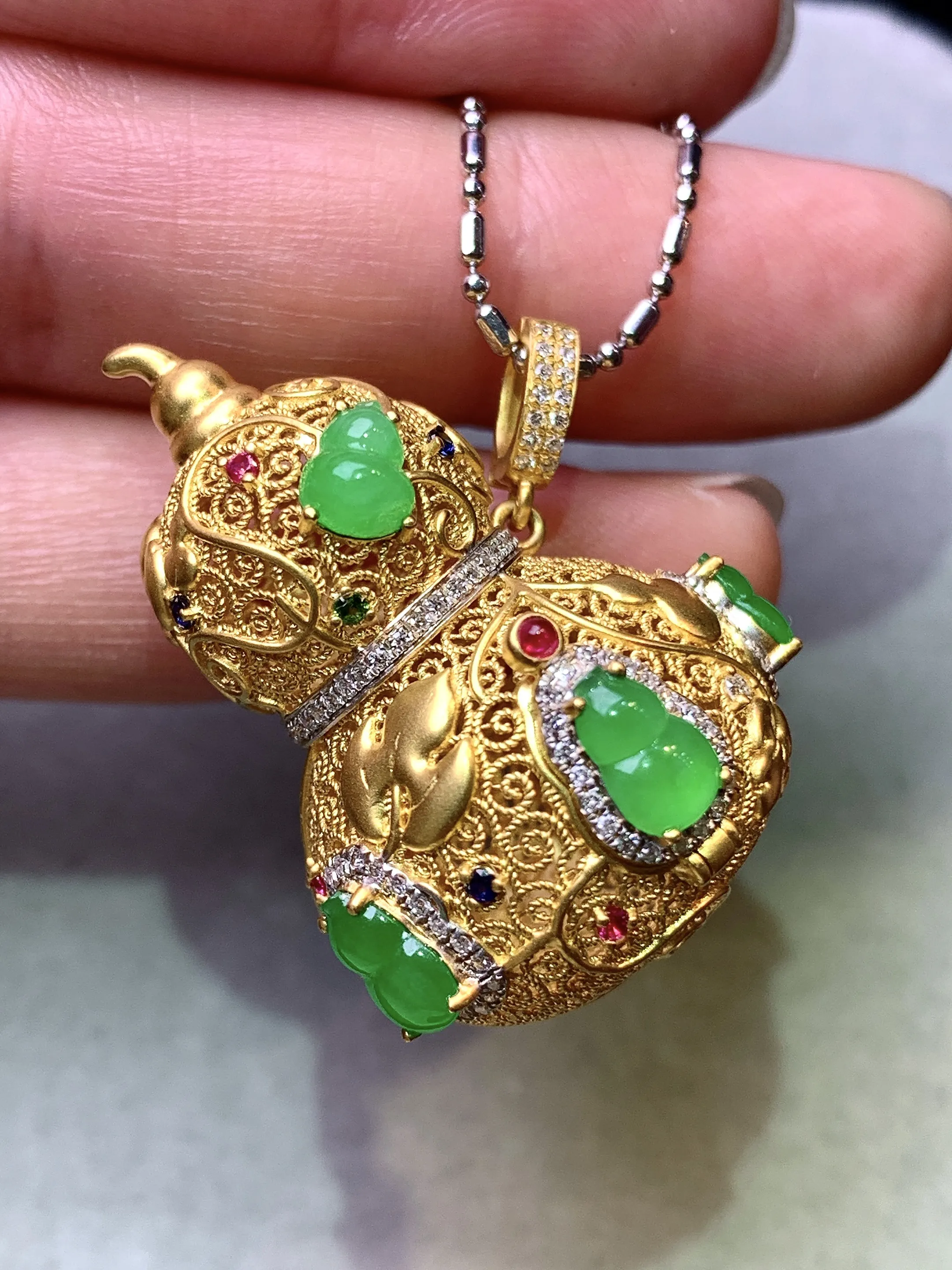 18k金钻镶嵌满绿葫芦吊坠 玉质细腻 色泽艳丽清新 整体尺寸32.5*22.5*22.5