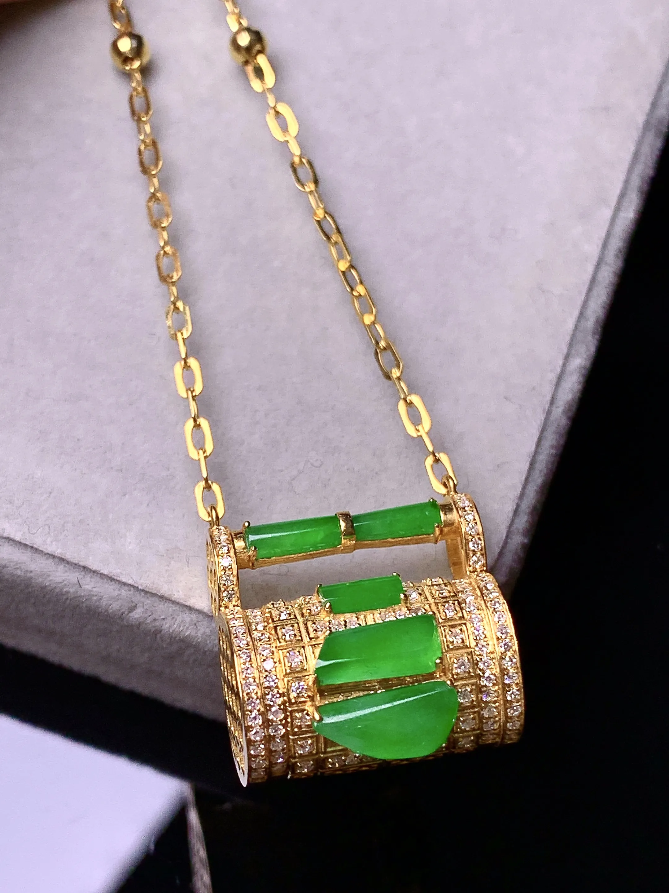 18k金钻镶嵌满绿随形钱袋吊坠 玉质细腻 色泽艳丽清新 整体尺寸18.6*16.5*11