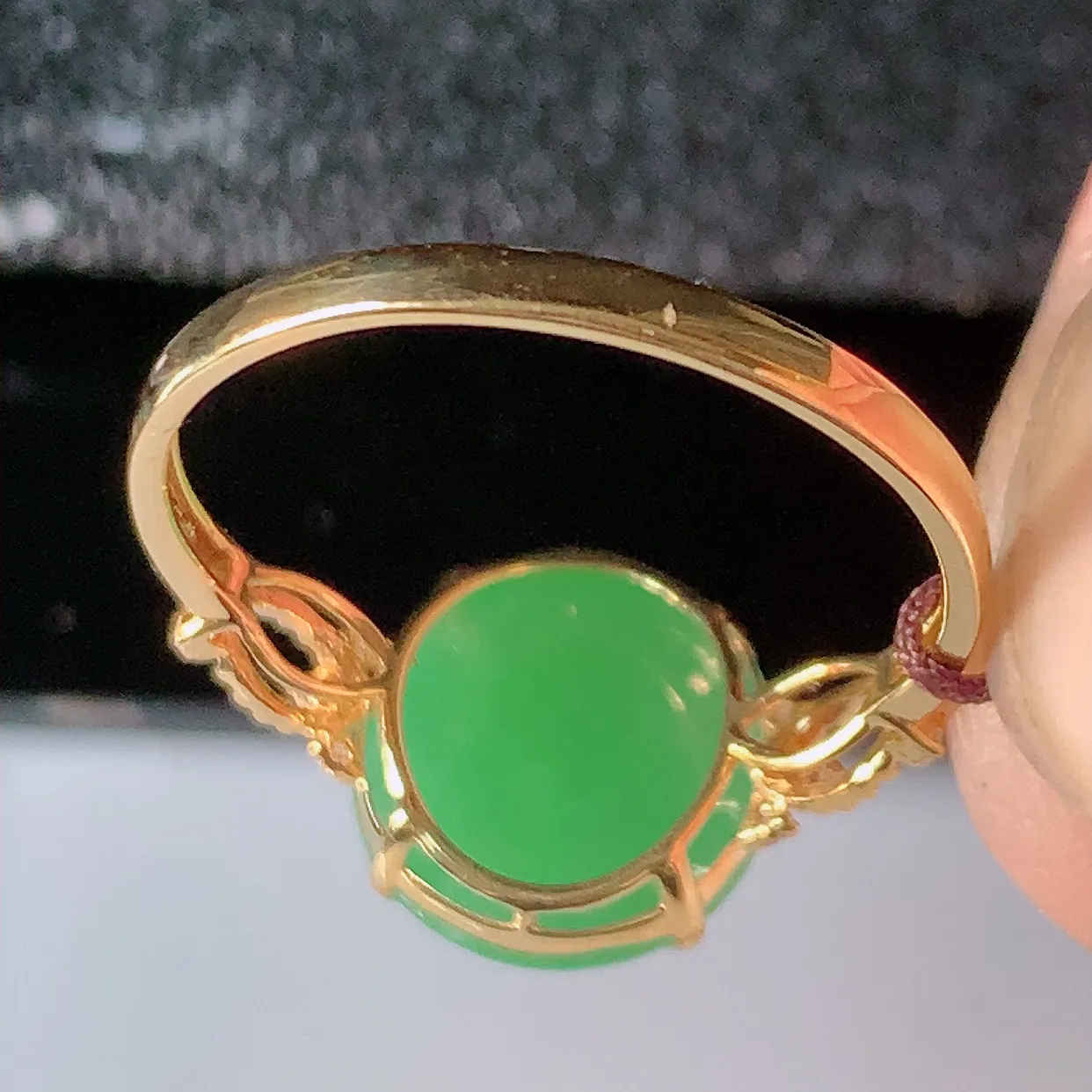 自然光实拍 18K金精工镶嵌满绿翡翠戒指，玉质细腻，翡翠色泽均匀，艳丽饱满，款式高贵大气，14圈口，上手亮眼，#83.10戒指整体23*17*5.6裸石10-10.5