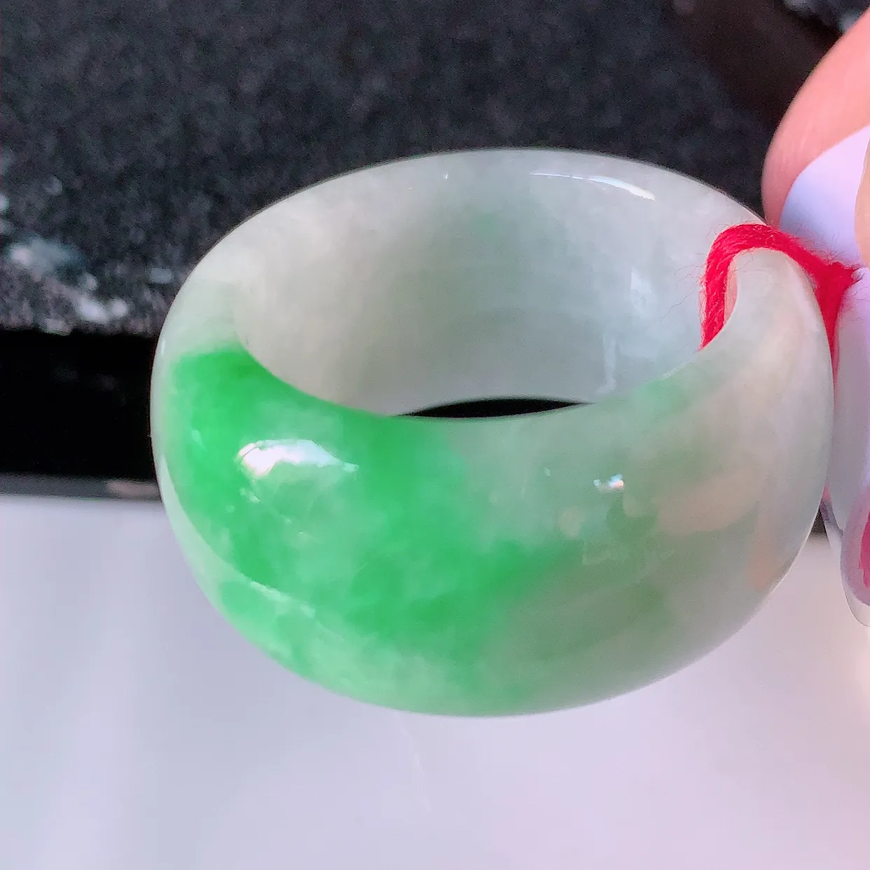 自然光实拍，21.3mm内径飘绿翡翠扳指，冰润指环，玉扳指，戒指，财源滚滚，玉质细腻起胶，26圈口，