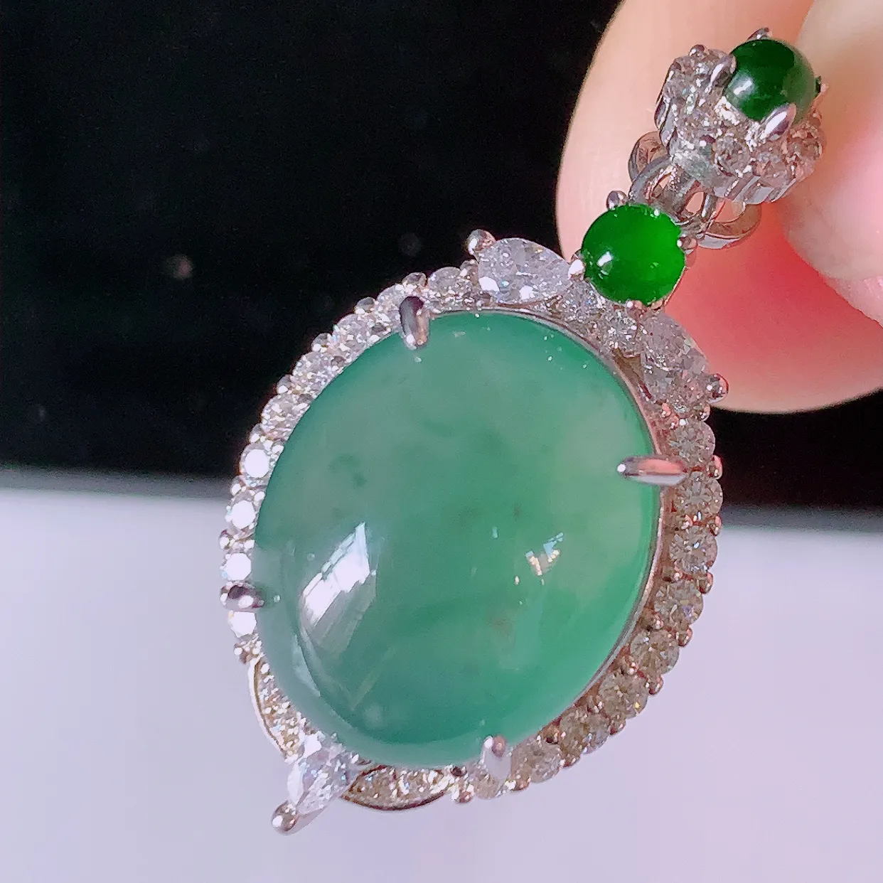 冰透满绿翡翠925银镶嵌吊坠，自然光实拍，翠色灵动，颜色漂亮，种老水足，品相佳，佩戴佳品！#97.10整体28.5*14.5*9裸石14*11.5