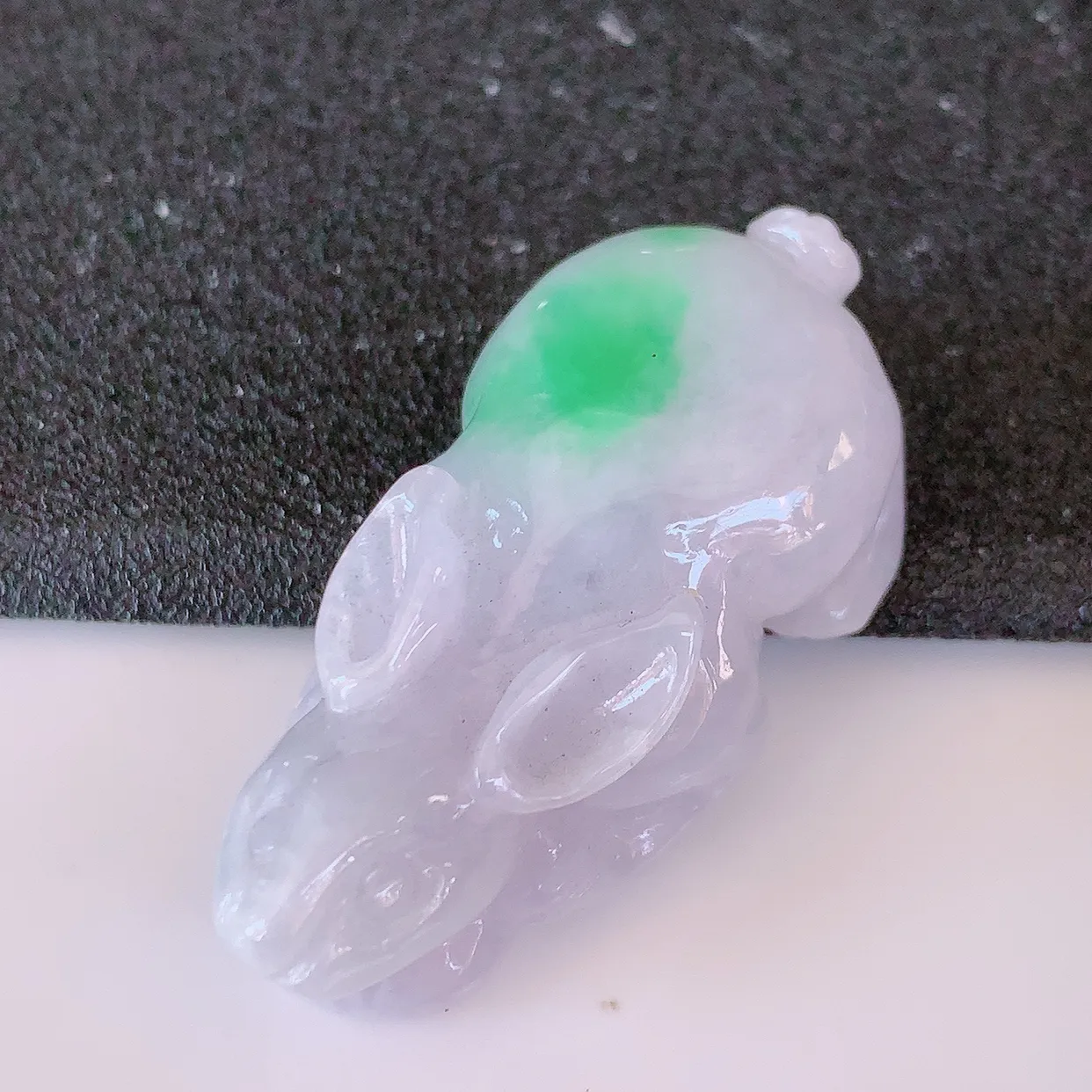自然光实拍，冰润飘绿翡翠生肖玉兔吊坠，翠色灵动，佩戴效果时尚出众，尽显气质，玉质细腻，美感十足。#87.7