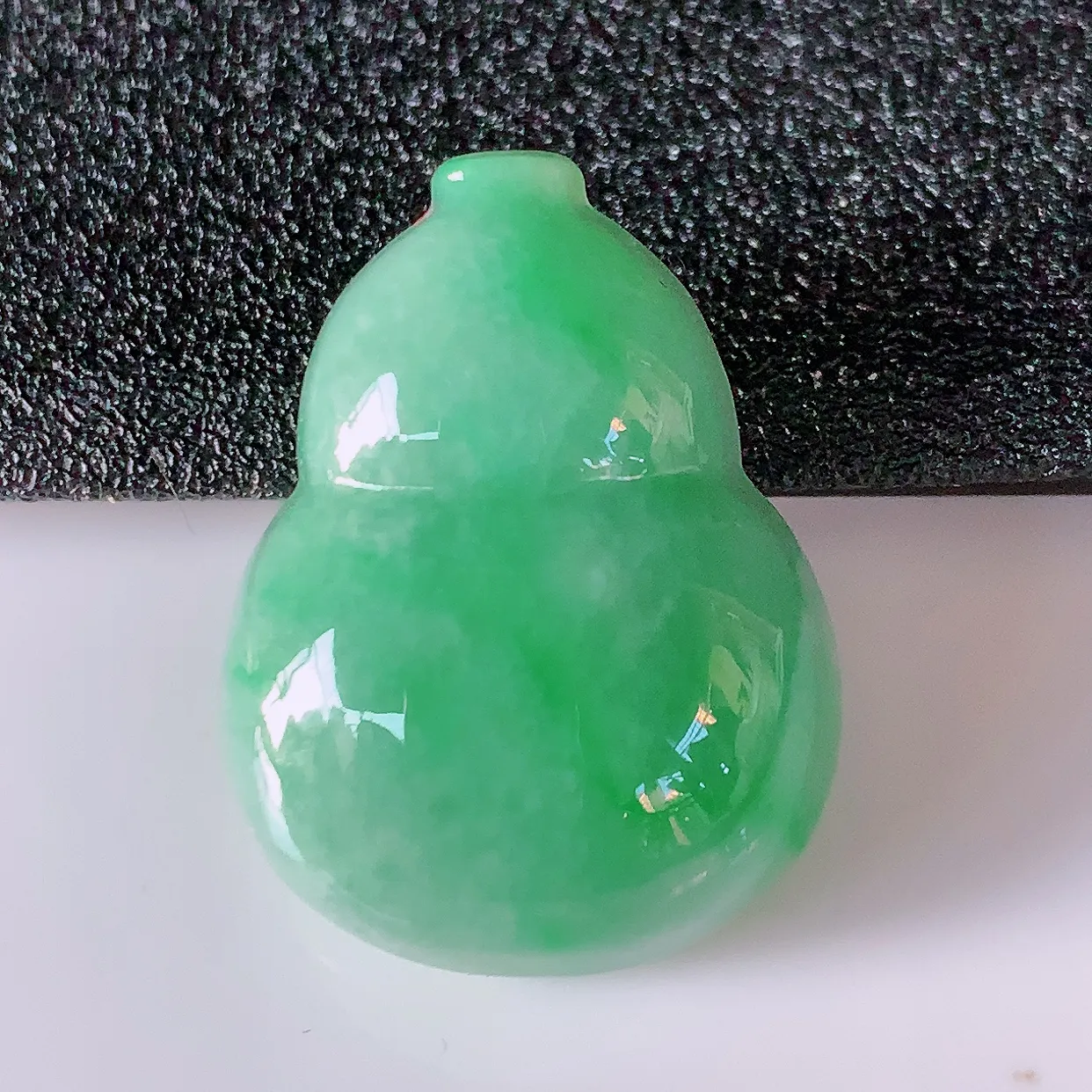 自然光实拍，冰润满绿翡翠葫芦吊坠，寓意福禄双全，财源滚滚，清新脱俗，佩戴效果优雅迷人！#05.10