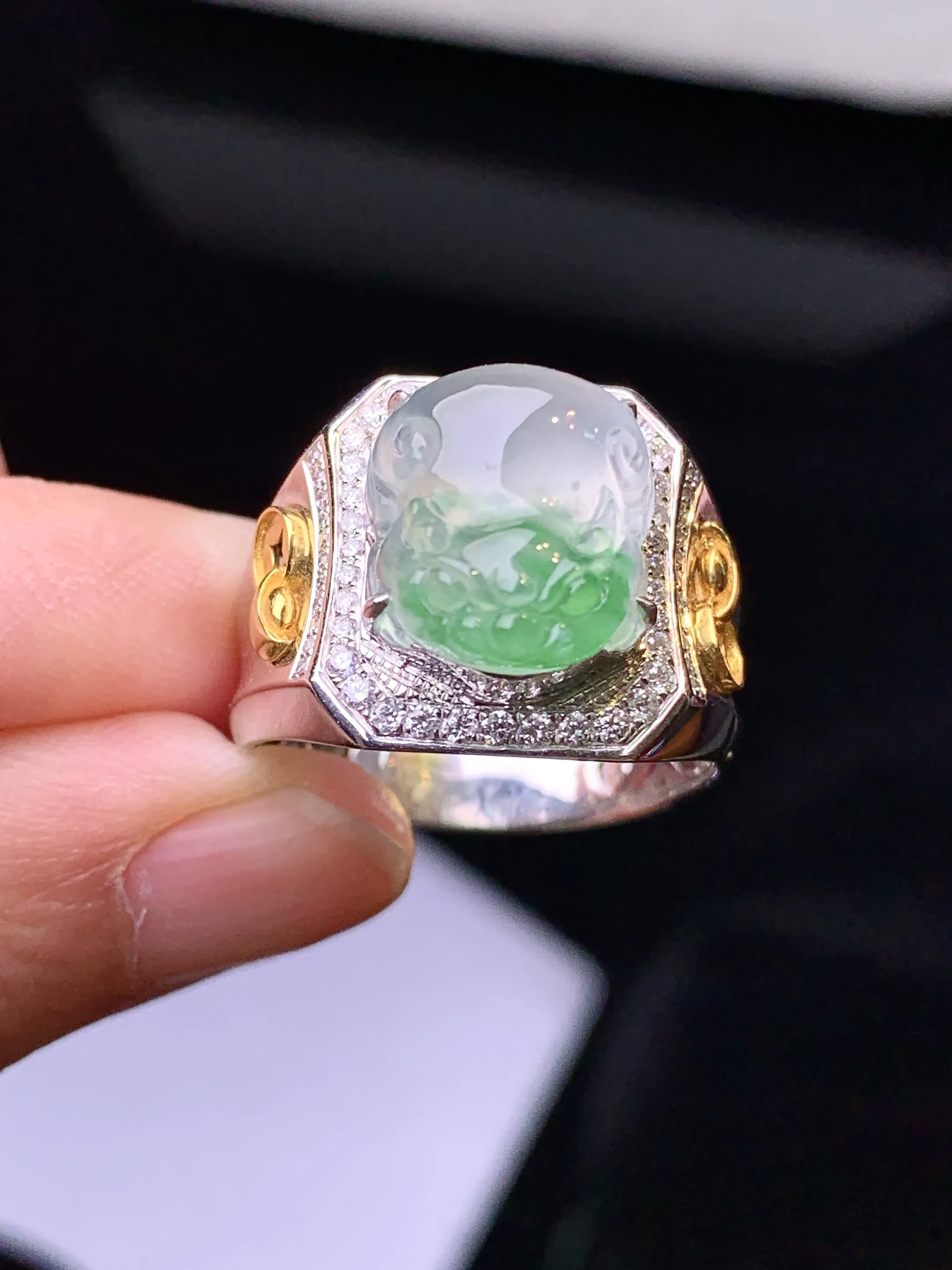 18k金钻镶嵌冰种飘绿貔貅戒指 玉质细腻 色泽艳丽清新 圈口20 裸石尺寸13.5*11.2*5.5