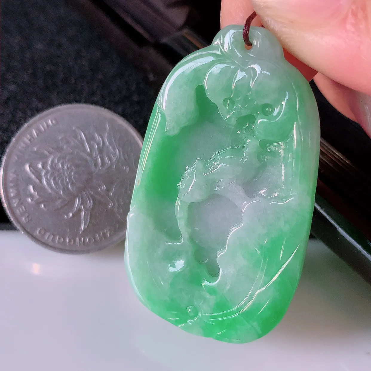 自然光实拍，冰润飘绿翡翠荷叶、和和美美玉坠，财源广进，自然隐逸、荷本是素不着尘之物，有和美之寓意。#39.10