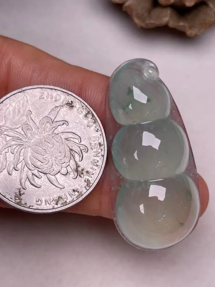 冰种飘花【福豆】吊坠，种水好，玉质细腻 ，卖相好