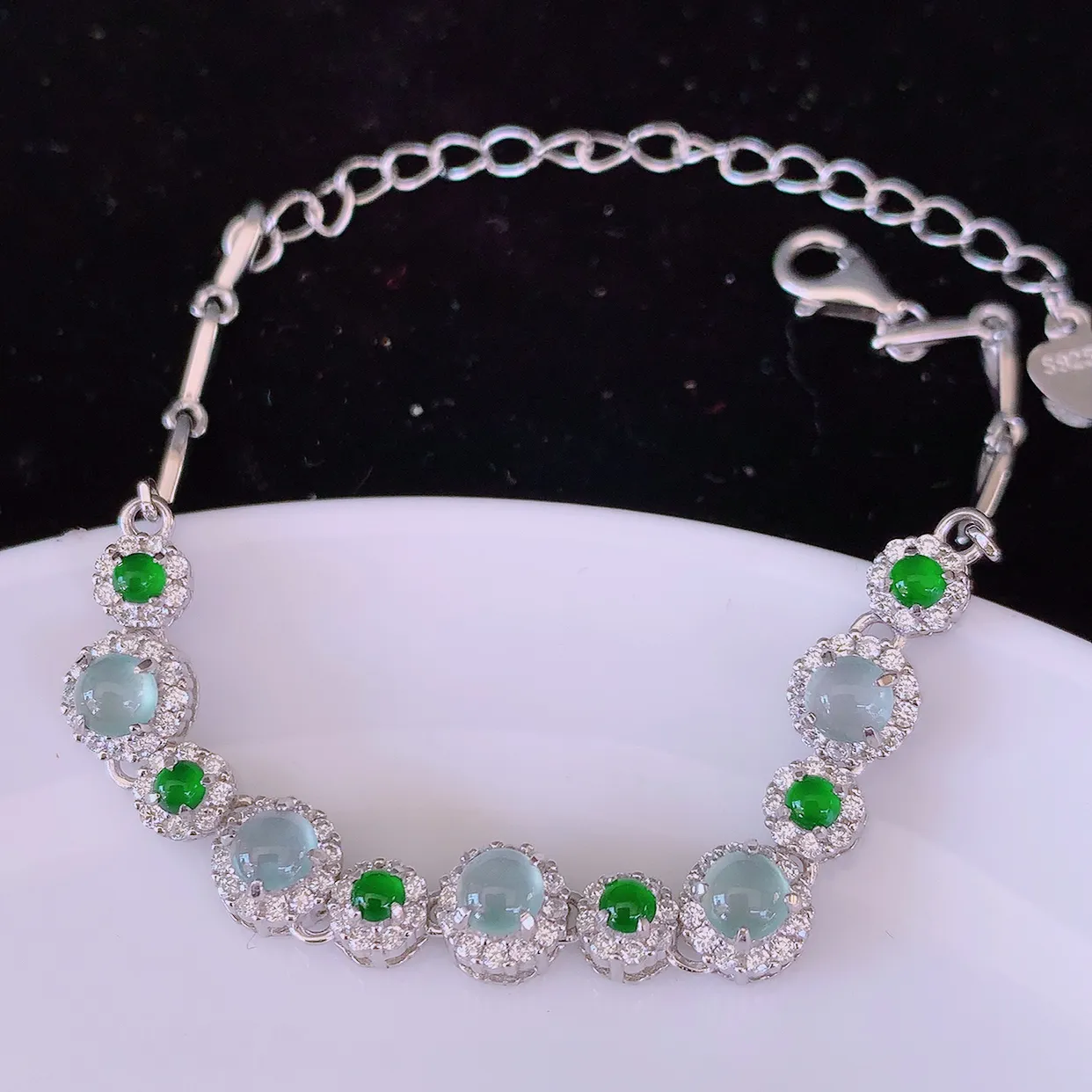 冰透满绿翡翠925银镶嵌手链，自然光实拍，翠色灵动，颜色漂亮，种老水足，品相佳，佩戴佳品！#97.7取一整体6*6*5.6裸石4*4