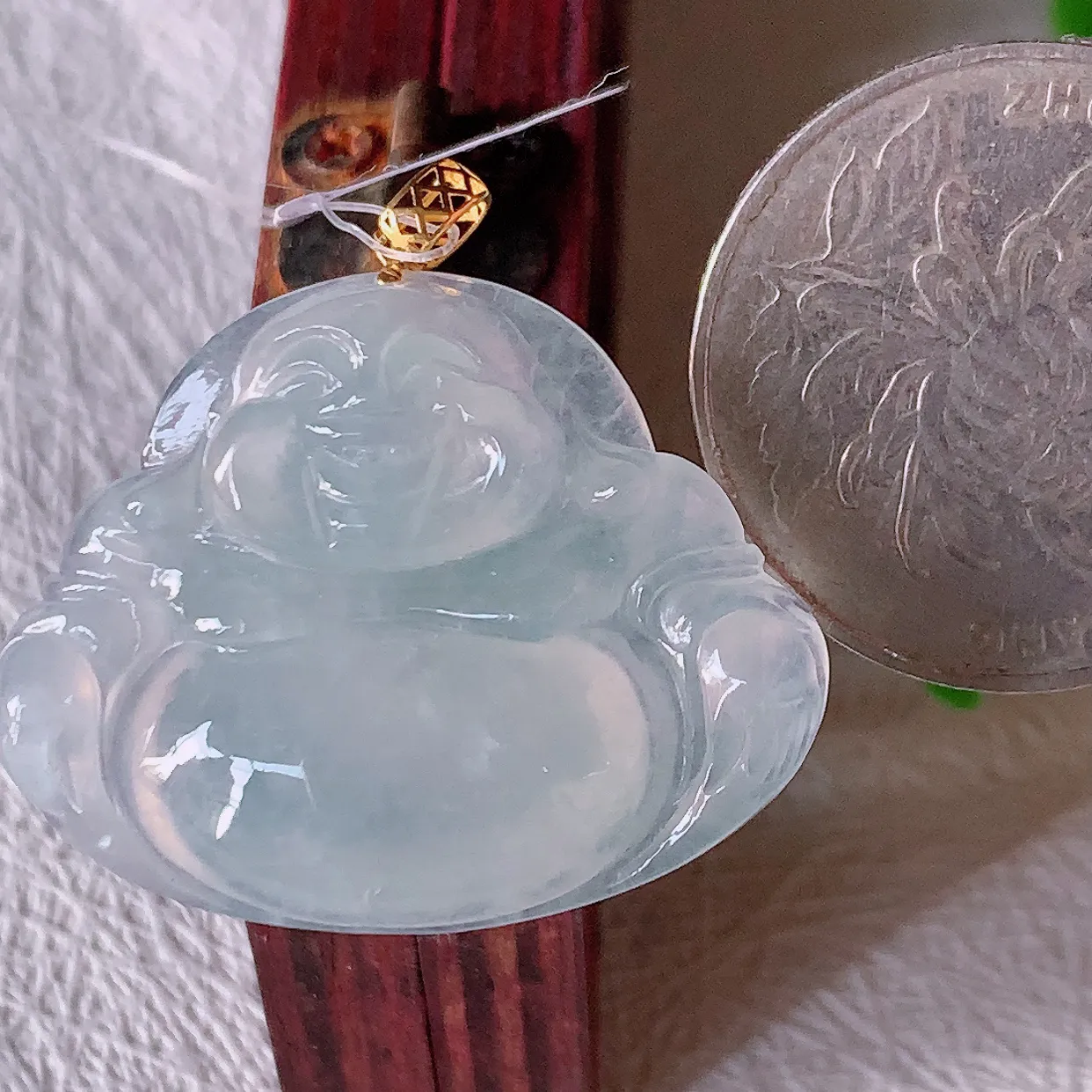 自然光实拍，18K金镶嵌冰种翡翠佛公吊坠，冰透饱满， 佛公亦保平安，寓意有福（佛公）相伴，品相佳，配戴优雅迷人！#49.10整体29.5裸石31.5*24.5*6.2