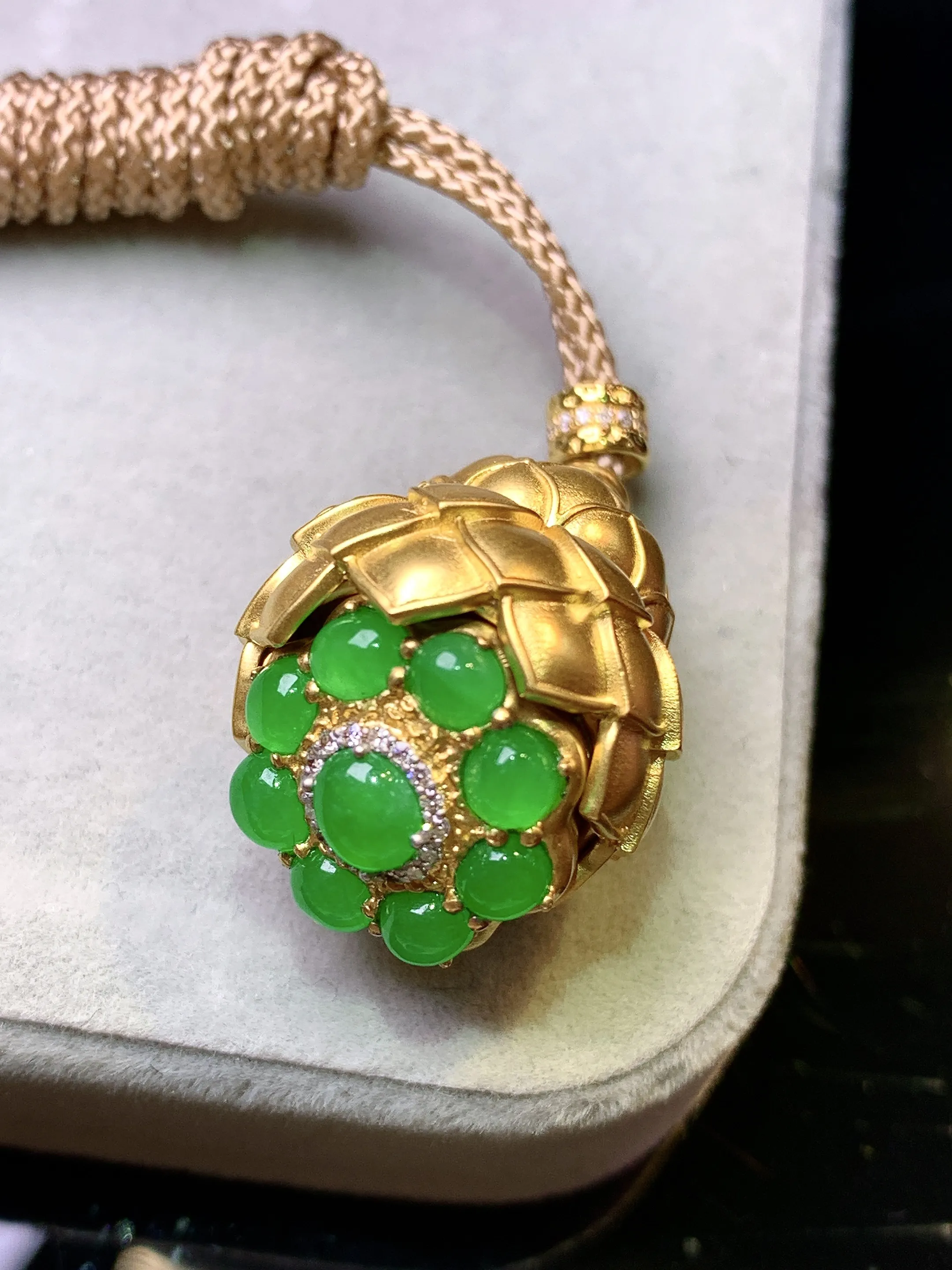 18k金钻镶嵌满绿蛋面组合花蕾吊坠 玉质细腻 色泽艳丽清新 整体尺寸27*17.5*17.5