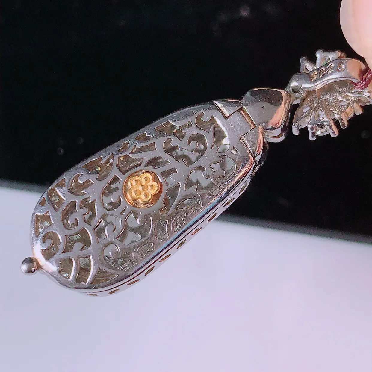 冰透满绿翡翠925银镶嵌福豆吊坠，自然光实拍，翠色灵动，颜色漂亮，种老水足，品相佳，佩戴佳品！#97.10整体36.8*12*7.2裸石21.5*8.5