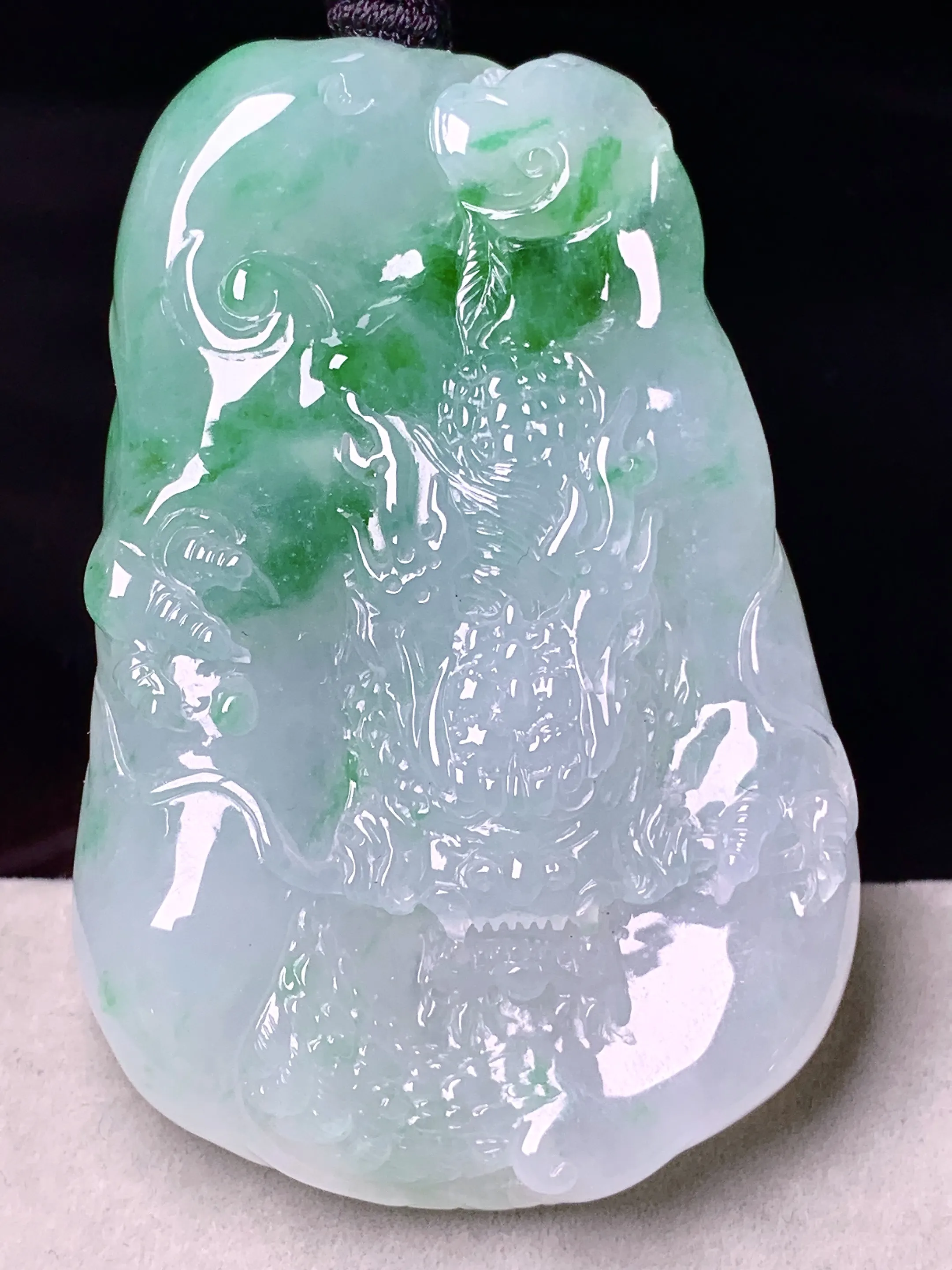 飘绿龙牌吊坠 玉质细腻 色泽艳丽清新 整体尺寸61.8*41*11.5