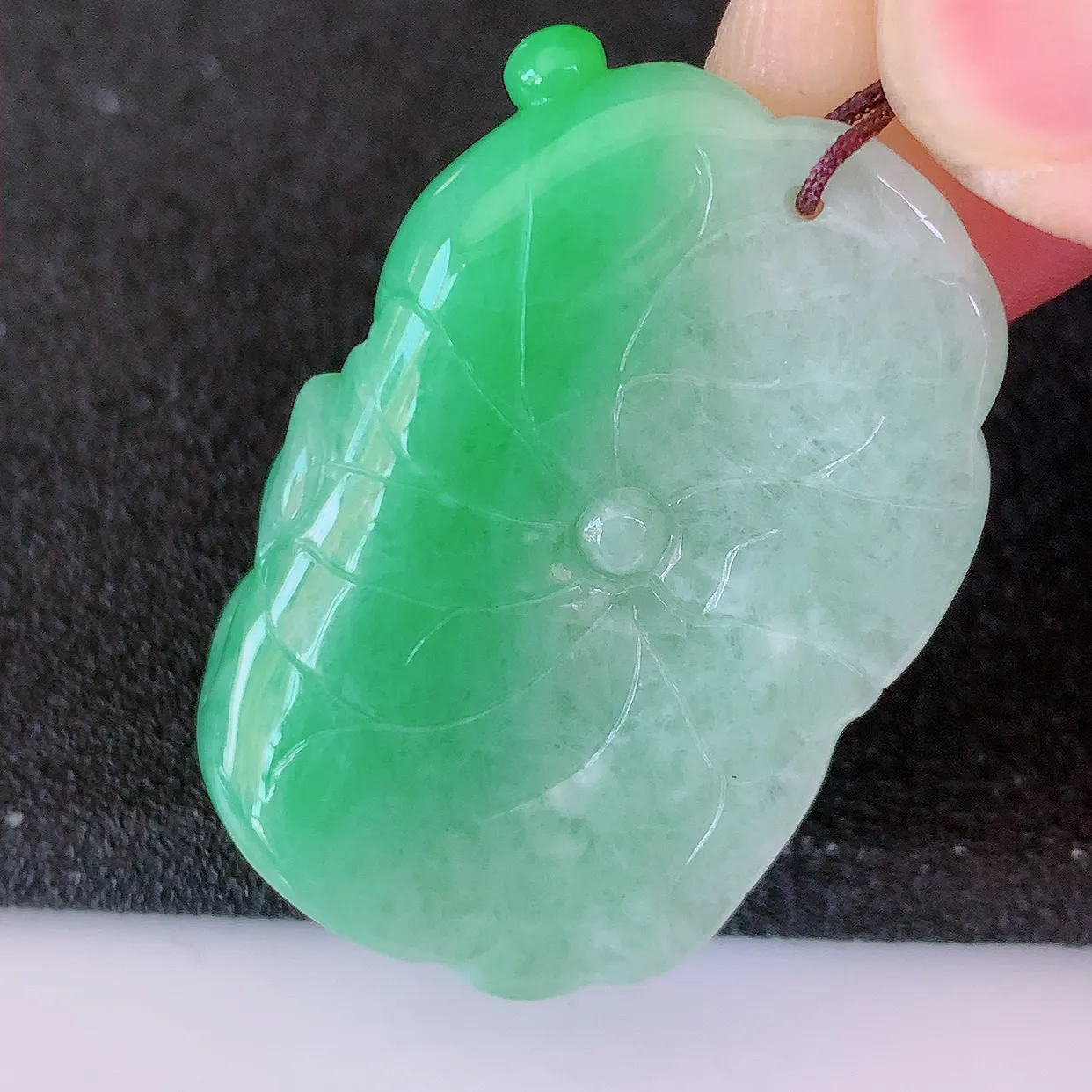 自然光实拍，冰润黄加绿翡翠荷叶鱼吊坠，种老水足，雕工精湛 ，寓意美好，佩戴时尚出众！#87.7