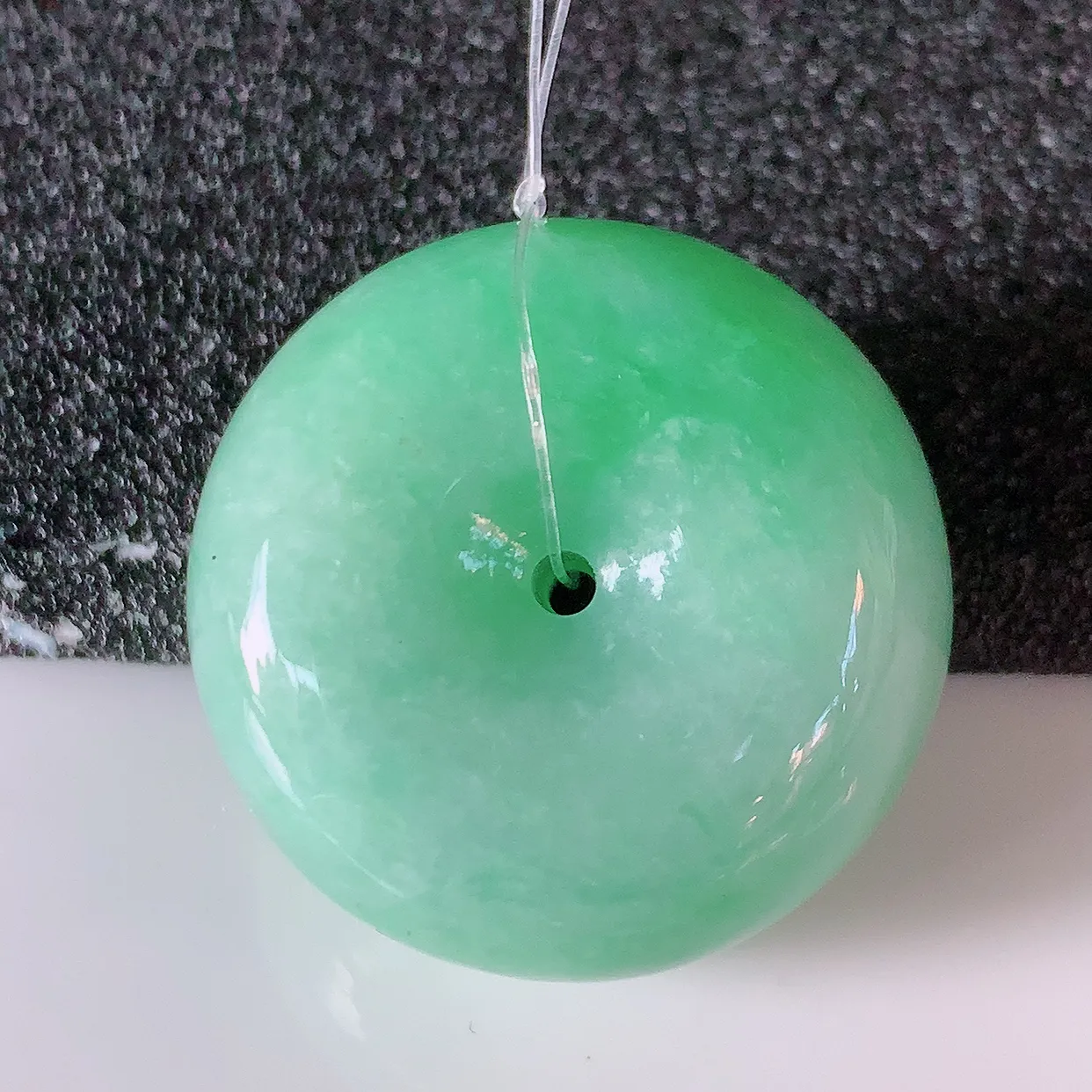 自然光实拍，冰润飘绿翡翠平安扣吊坠，形体饱满圆润，平安扣肥嘟嘟的，平平安安，种水很好，配戴精美！#49.10