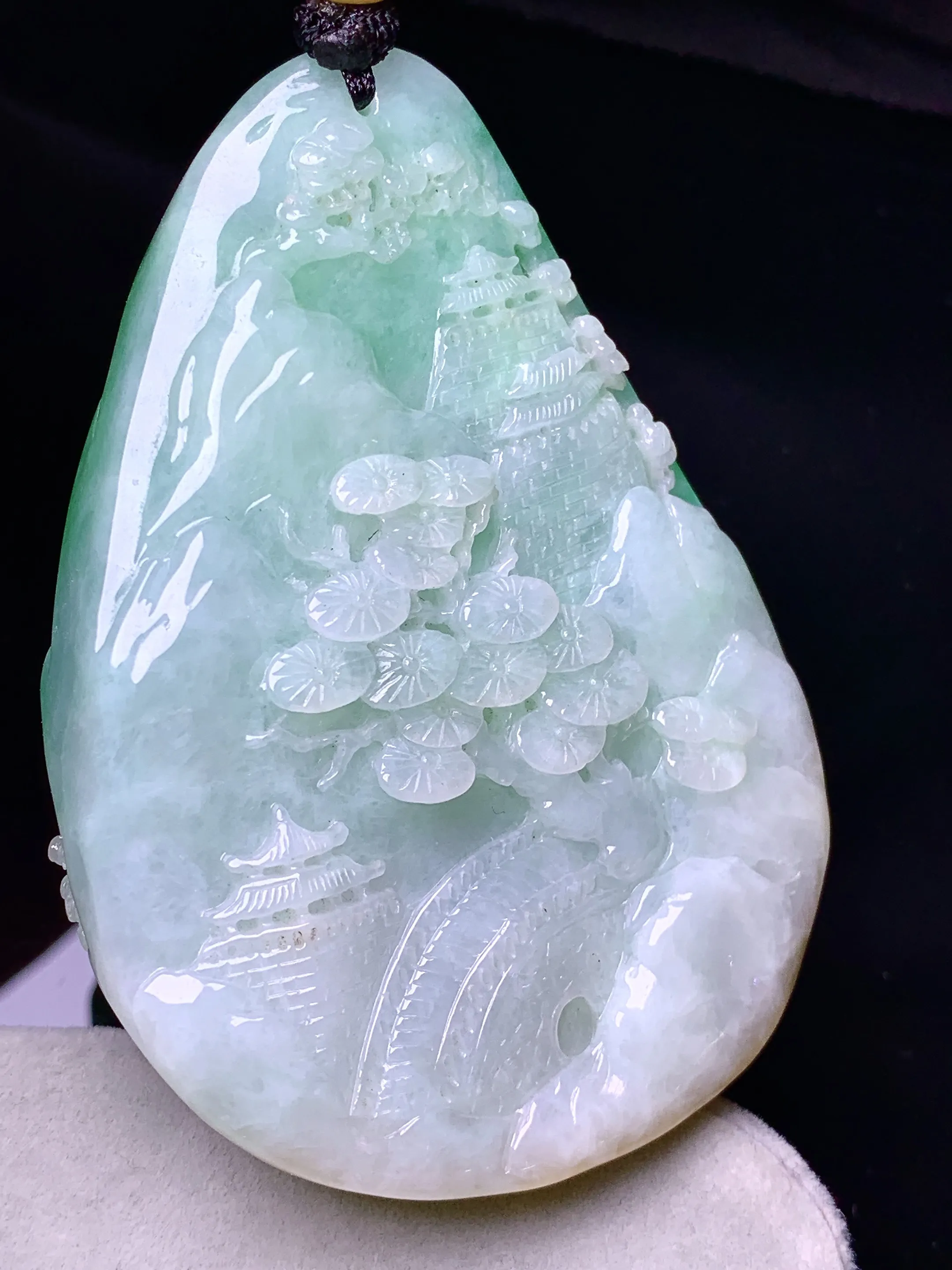 翠绿山水牌子吊坠 玉质细腻 色泽艳丽清新 整体尺寸66*47.2*17.2