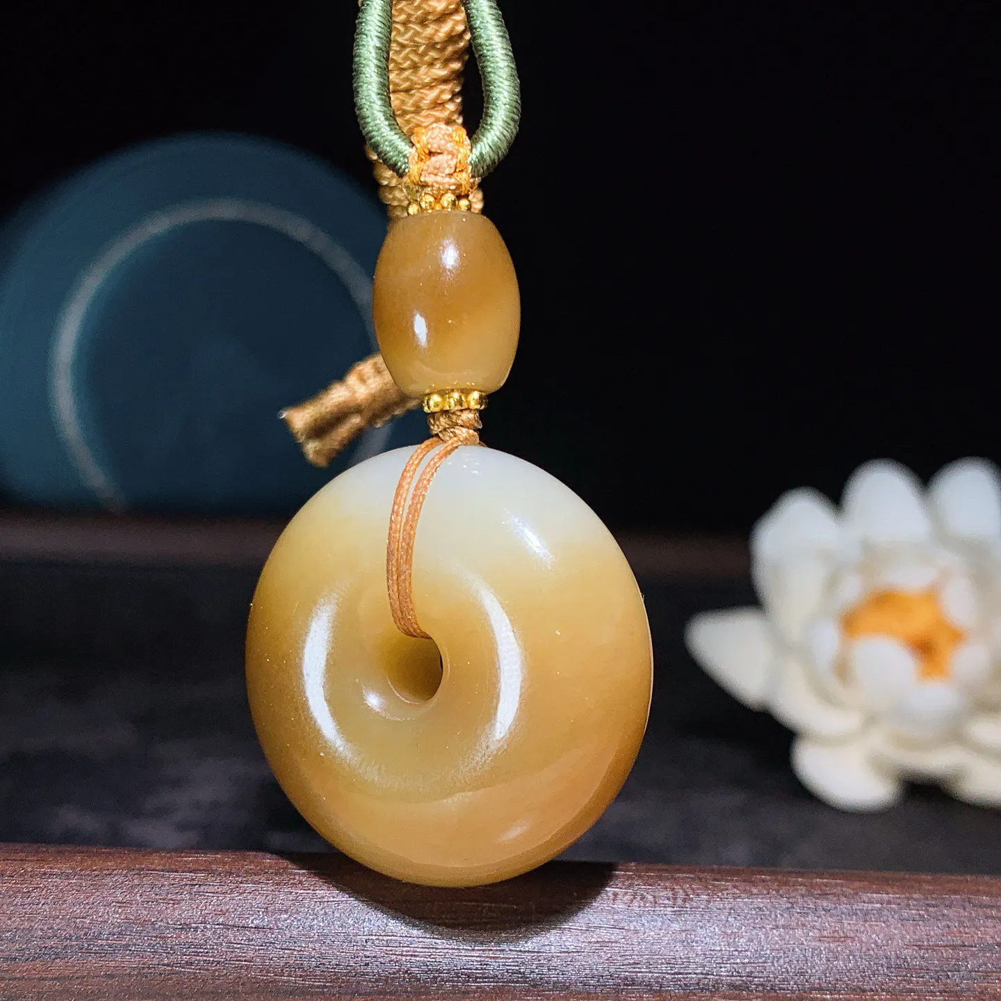 新疆和田玉且末糖平安扣挂件。尺寸30/13重26.5克 玉质细腻油润 底色纯净 脂粉好，品质好。lt251019