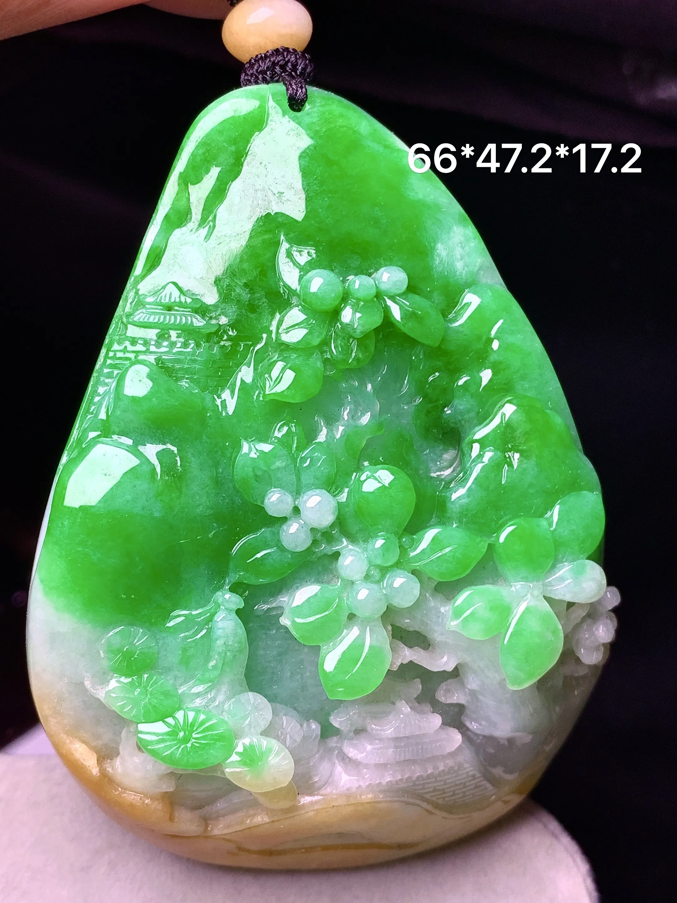 翠绿山水牌子吊坠 玉质细腻 色泽艳丽清新 整体尺寸66*47.2*17.2