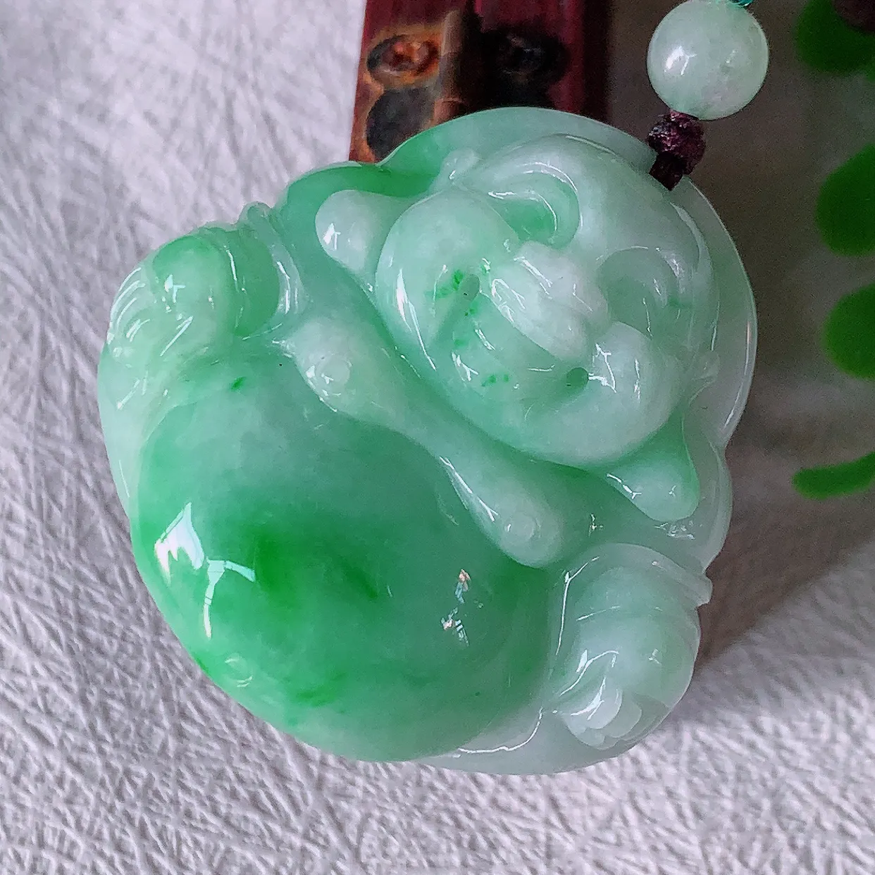 自然光实拍，大件厚装冰润飘绿翡翠佛公吊坠，开心笑佛，种老水足，颜色漂亮，立体饱满圆润，佩戴效果赞#46.10