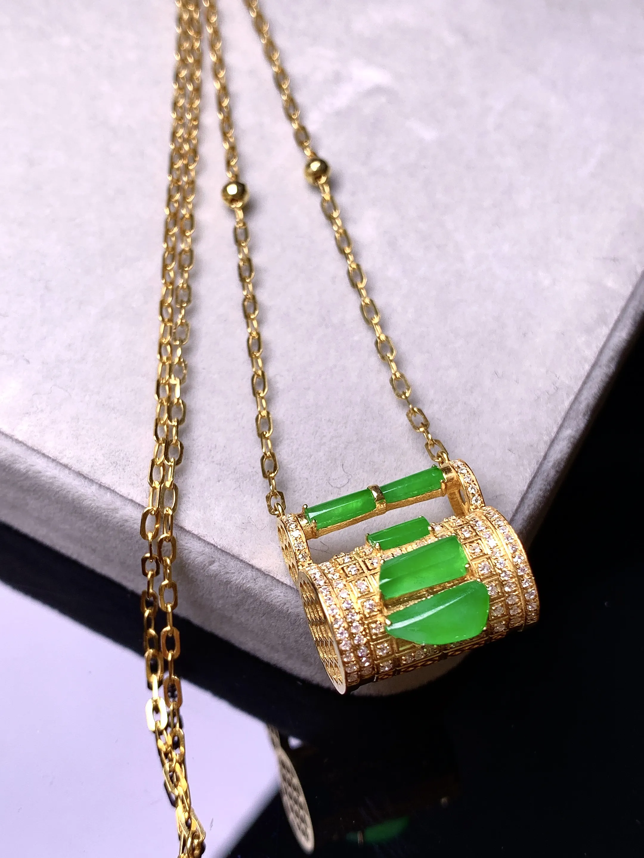 18k金钻镶嵌满绿随形钱袋吊坠 玉质细腻 色泽艳丽清新 整体尺寸18.6*16.5*11