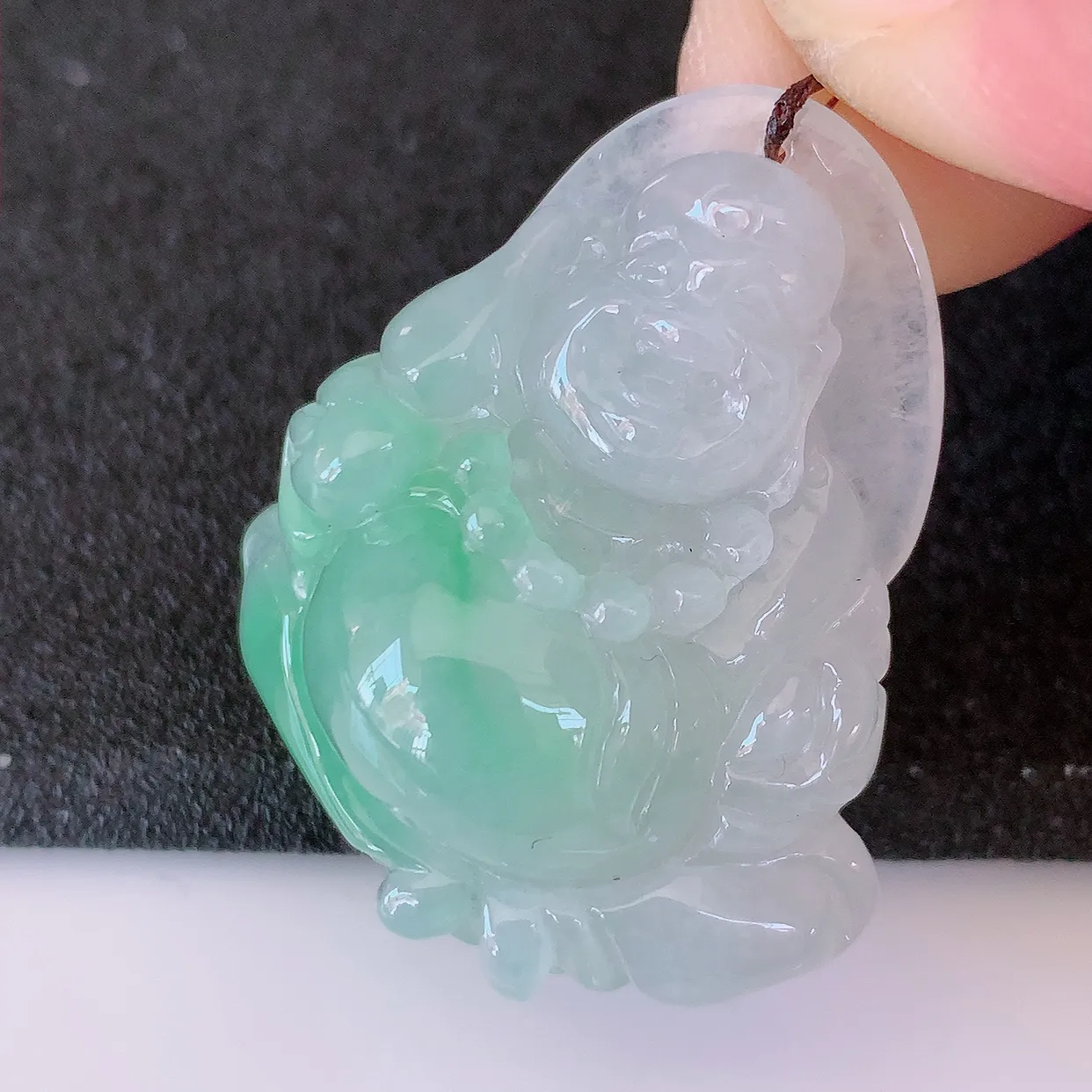 自然光实拍，冰飘绿翡翠逍遥布袋佛吊坠，代代有钱，水足丰盈，盈满欢喜，配戴送礼佳品！#87.7