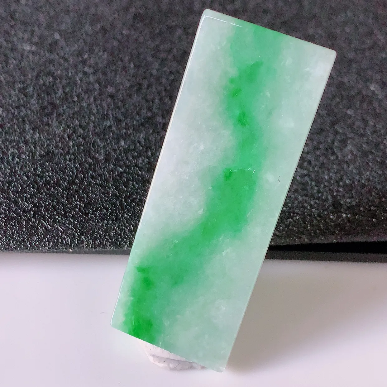 自然光实拍，冰润飘绿翡翠平安无事牌吊坠，平平安安，无事牌翠色灵动，佩戴平安时尚！#05.10