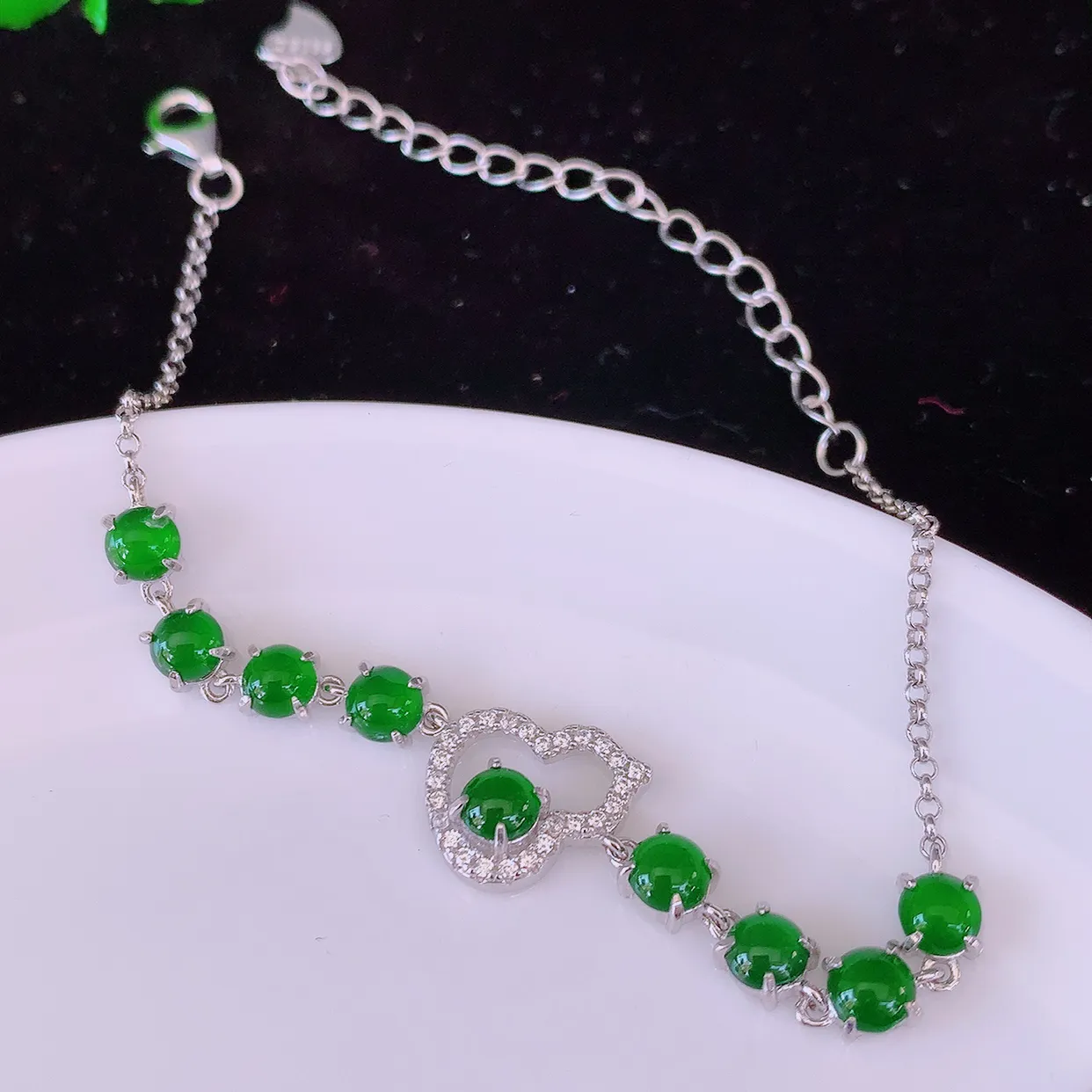 冰透满绿翡翠925银镶嵌手链，自然光实拍，翠色灵动，颜色漂亮，种老水足，品相佳，佩戴佳品！#97.7