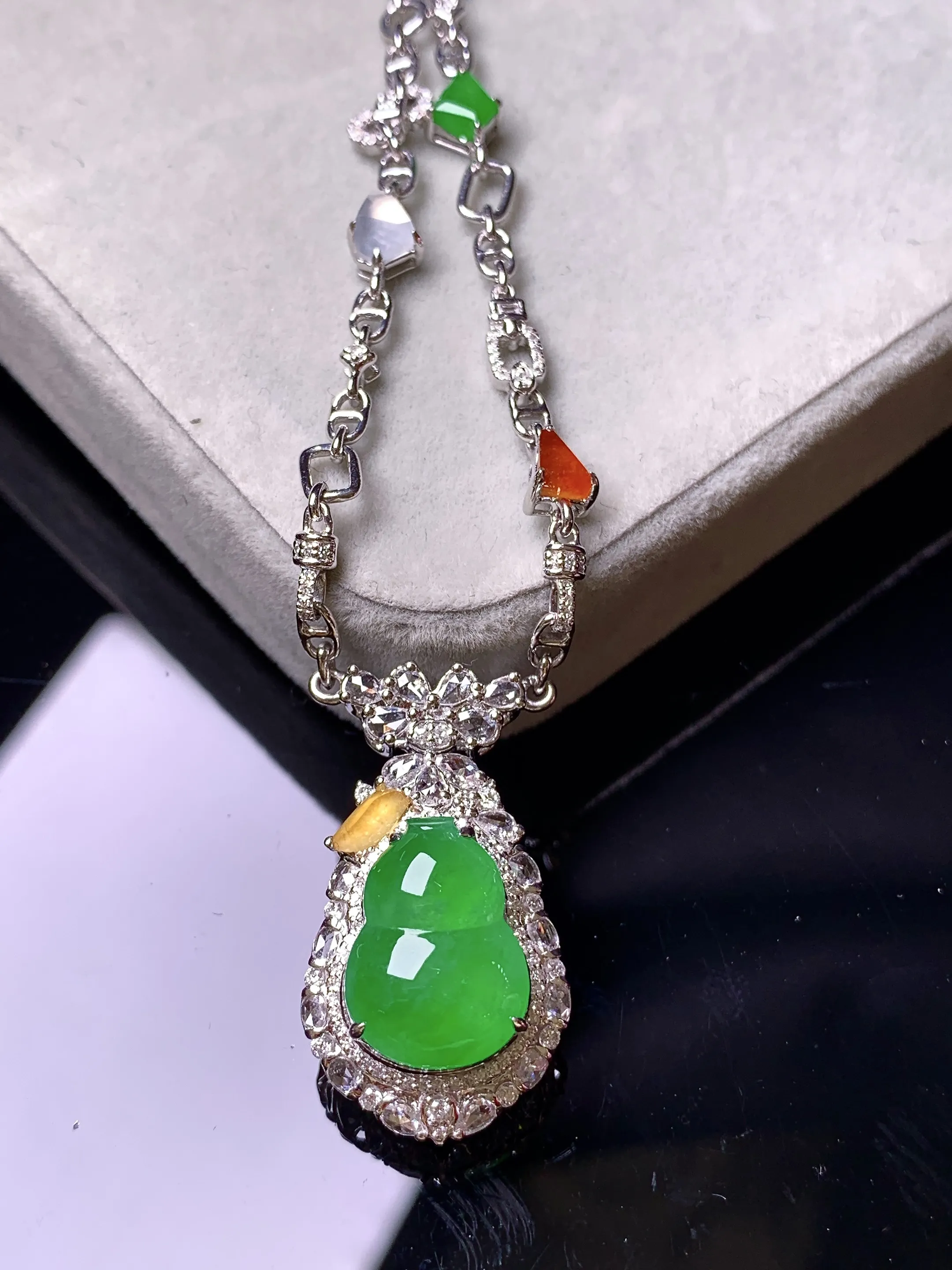 18k金钻镶嵌满绿葫芦吊坠 玉质细腻 色泽艳丽清新 整体尺寸27.7*15.2*11.8