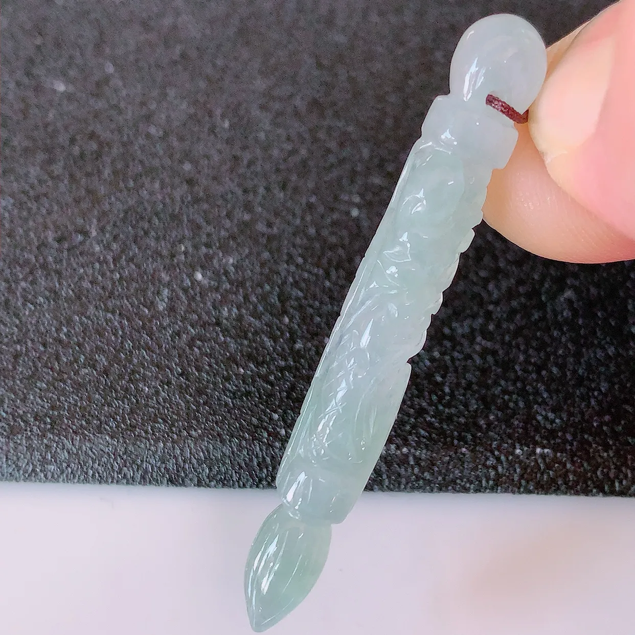 自然光实拍，冰种翡翠金榜题名毛笔吊坠，种老水足，雕工精湛 ，寓意美好，佩戴时尚出众！#60.7