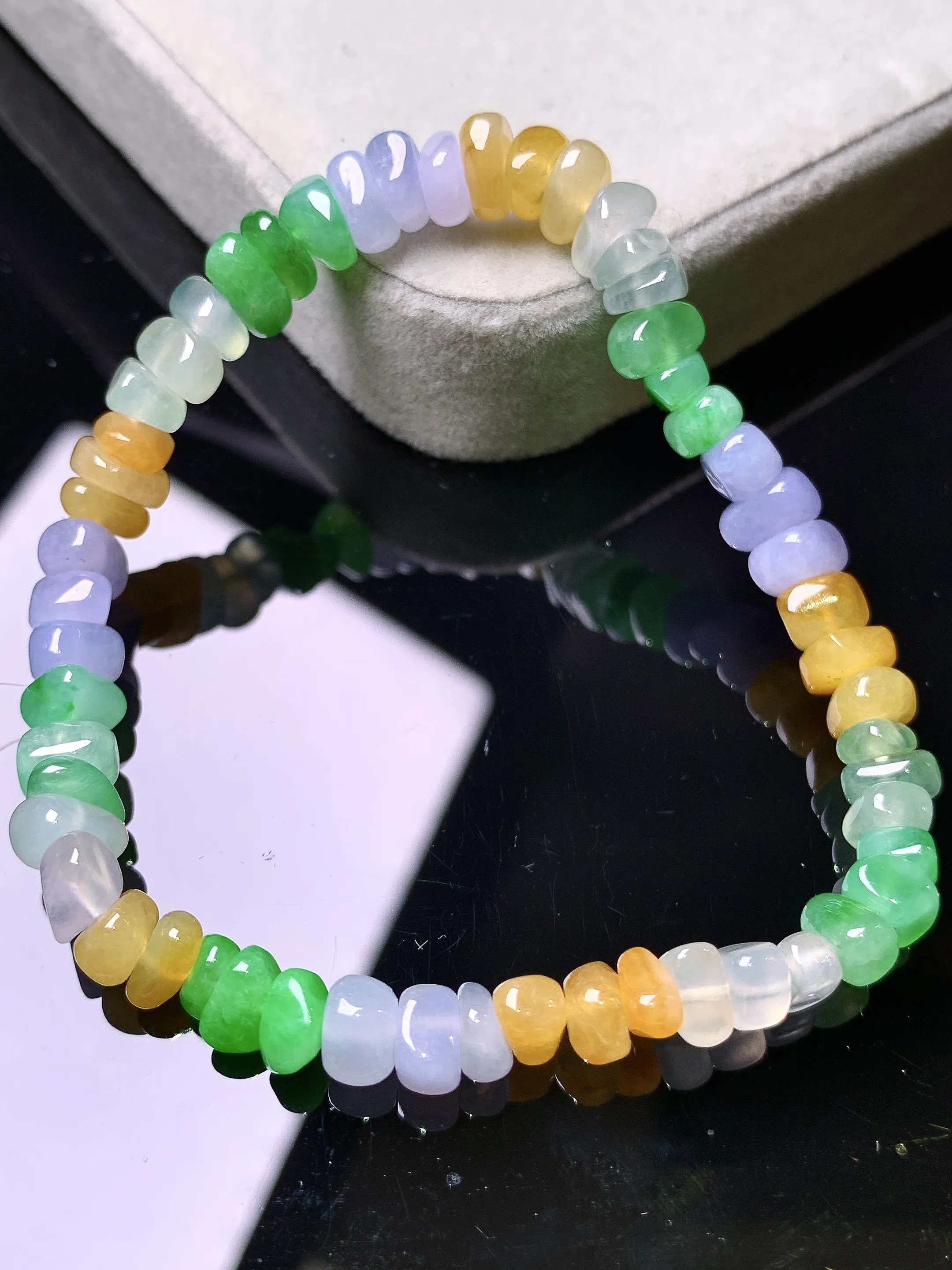 多彩随形手链 玉质细腻 色泽艳丽清新 整体尺寸6.3*5.5*3.8