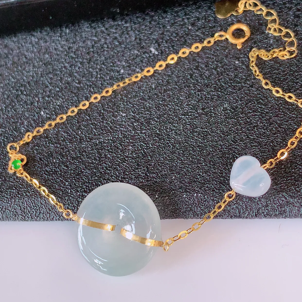 18k金镶嵌冰种翡翠平安扣手链，沁人心脾，精致典雅的设计，为佩戴者，增添色彩，送礼自留都是佳品选择！#57.7平安扣尺寸14.8*4