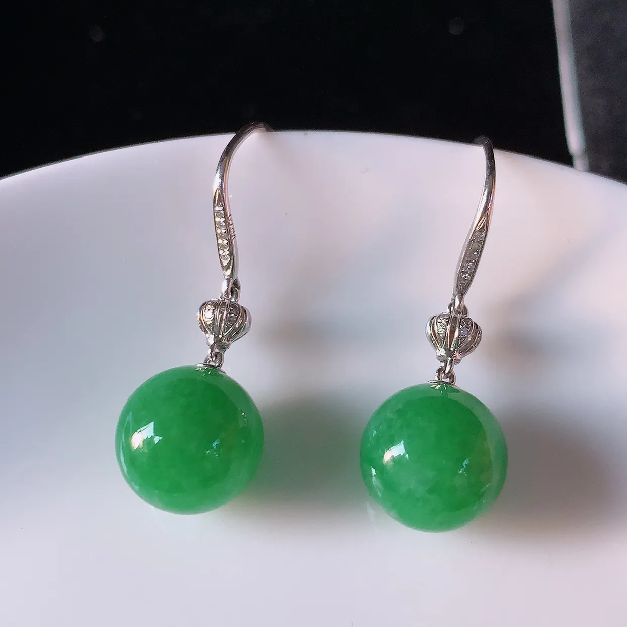 自然光实拍 18k金镶嵌满绿翡翠圆珠耳坠，沁人心脾，豪华镶嵌而成，耳坠佩戴效果大气出众，尽显气质。种水好，胶感足，颜相当漂亮，高性价比，值得入手品鉴！#83.10耳坠整体长29.5裸石10.6