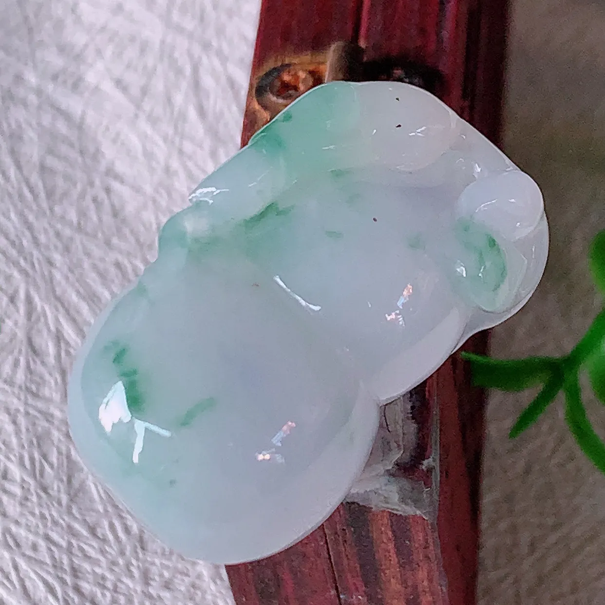 自然光实拍，冰润飘花翡翠葫芦吊坠，寓意福禄双全，财源滚滚，清新脱俗，佩戴效果优雅迷人！#47.10