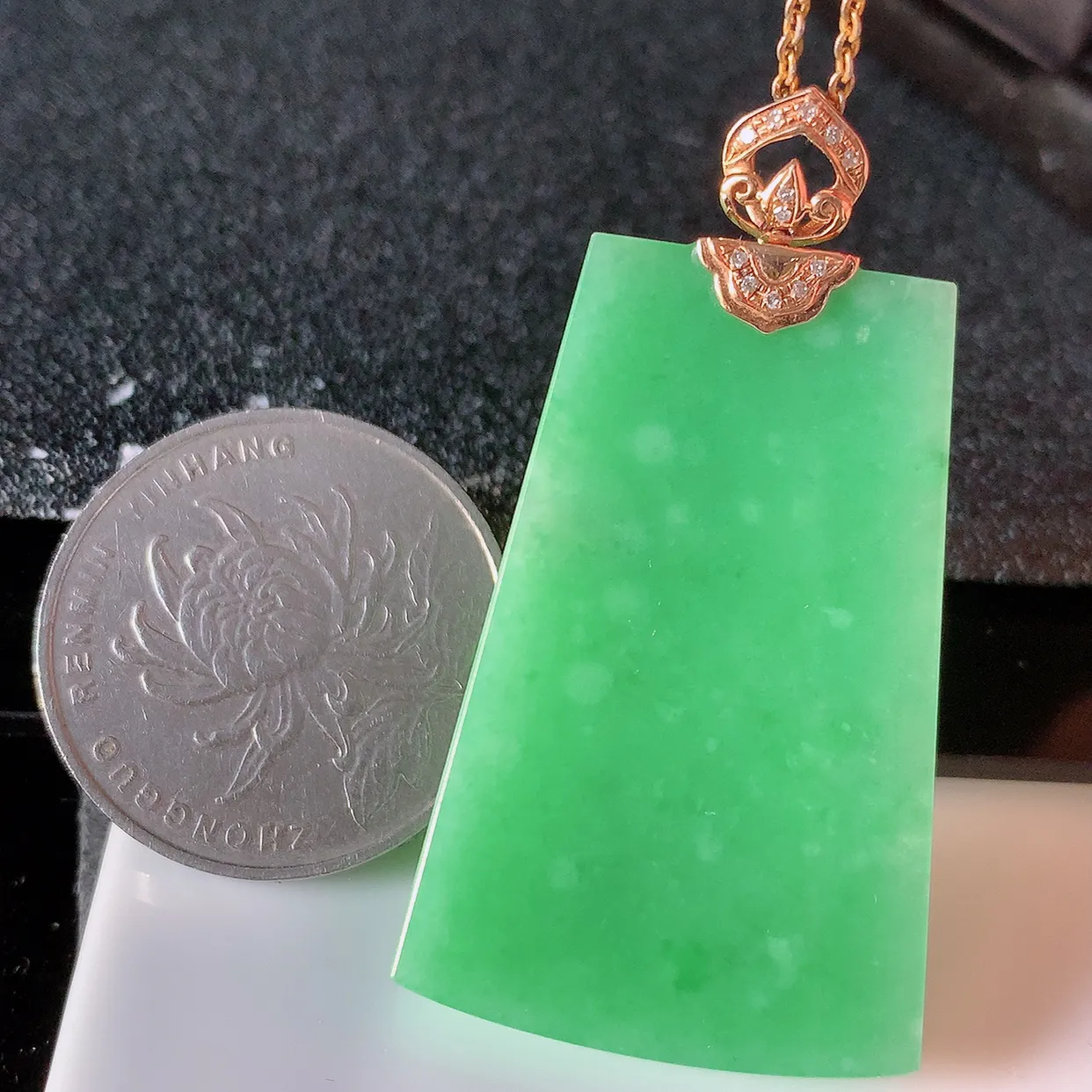 自然光实拍，18K金镶嵌水润翡翠平安无事牌吊坠，平平安安，无事牌翠色灵动，佩戴平安时尚！#83.10整体46.5*25.5*5裸石38.5*25.5