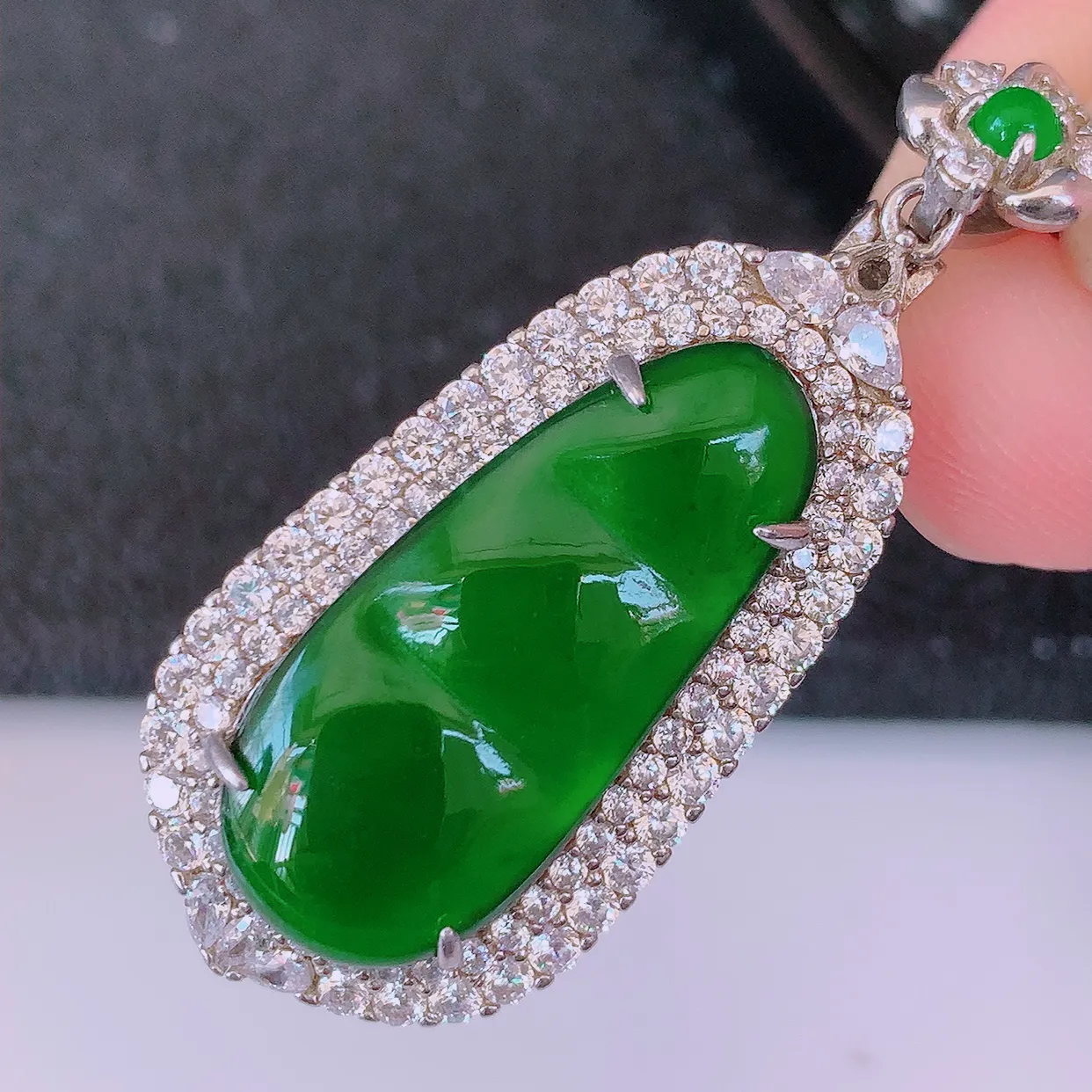 冰透满绿翡翠925银镶嵌福豆吊坠，自然光实拍，翠色灵动，颜色漂亮，种老水足，品相佳，佩戴佳品！#97.7整体41*17*10.5裸石24.5*10.5