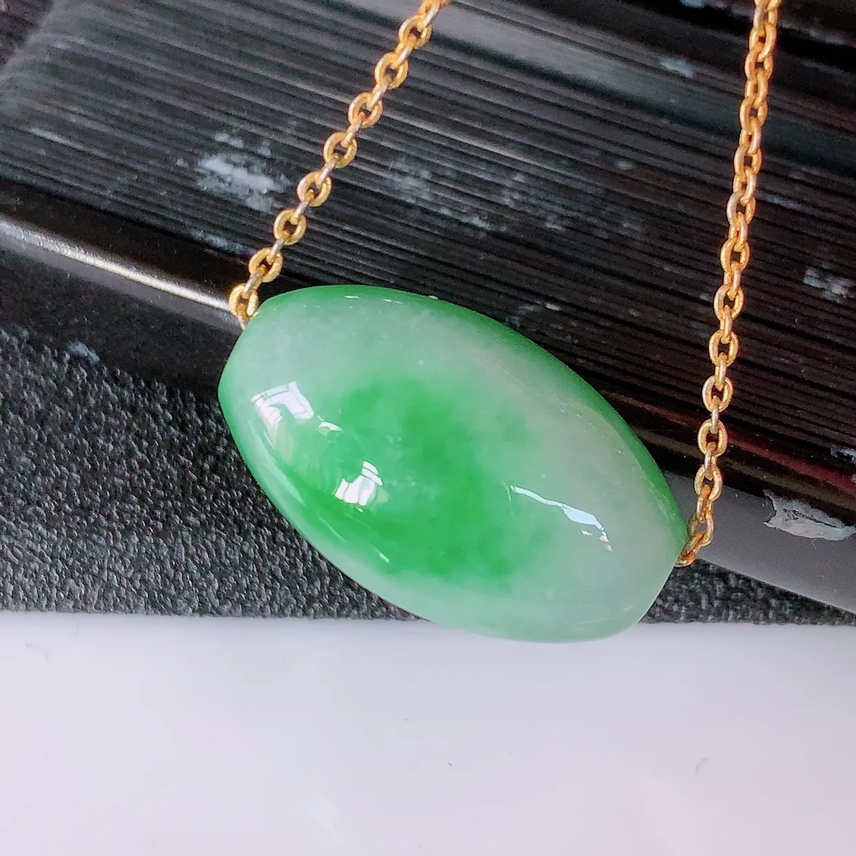 自然光实拍，冰润飘绿翡翠路路通吊坠，寓意时来运转、财源滚滚，款式新颖时尚，日常百搭的款！配图银链#94.7