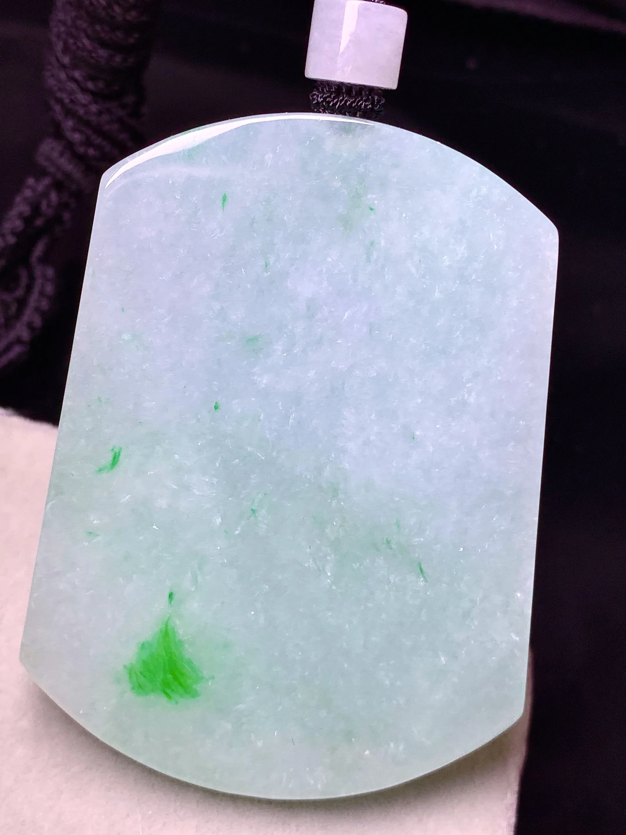 飘花无事牌吊坠 玉质细腻 色泽艳丽清新 整体尺寸55*40.8*5.6