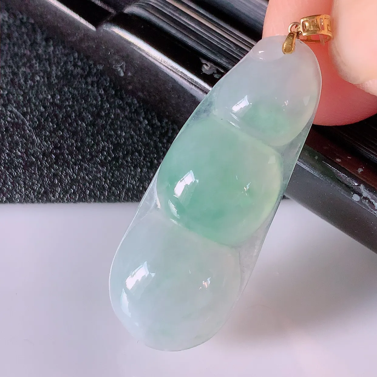 18K金镶嵌冰种飘绿翡翠四季豆吊坠，寓意“四季平安，福气满满”胶感十足，饱满，佩戴效果优雅迷人！#4