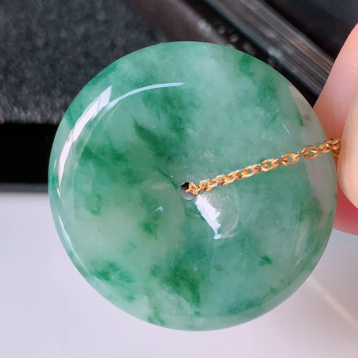 自然光实拍，冰飘花翡翠平安扣吊坠，冰透，灵动飘逸，寓意平平安安，平安扣佩戴端庄漂亮！#39.10