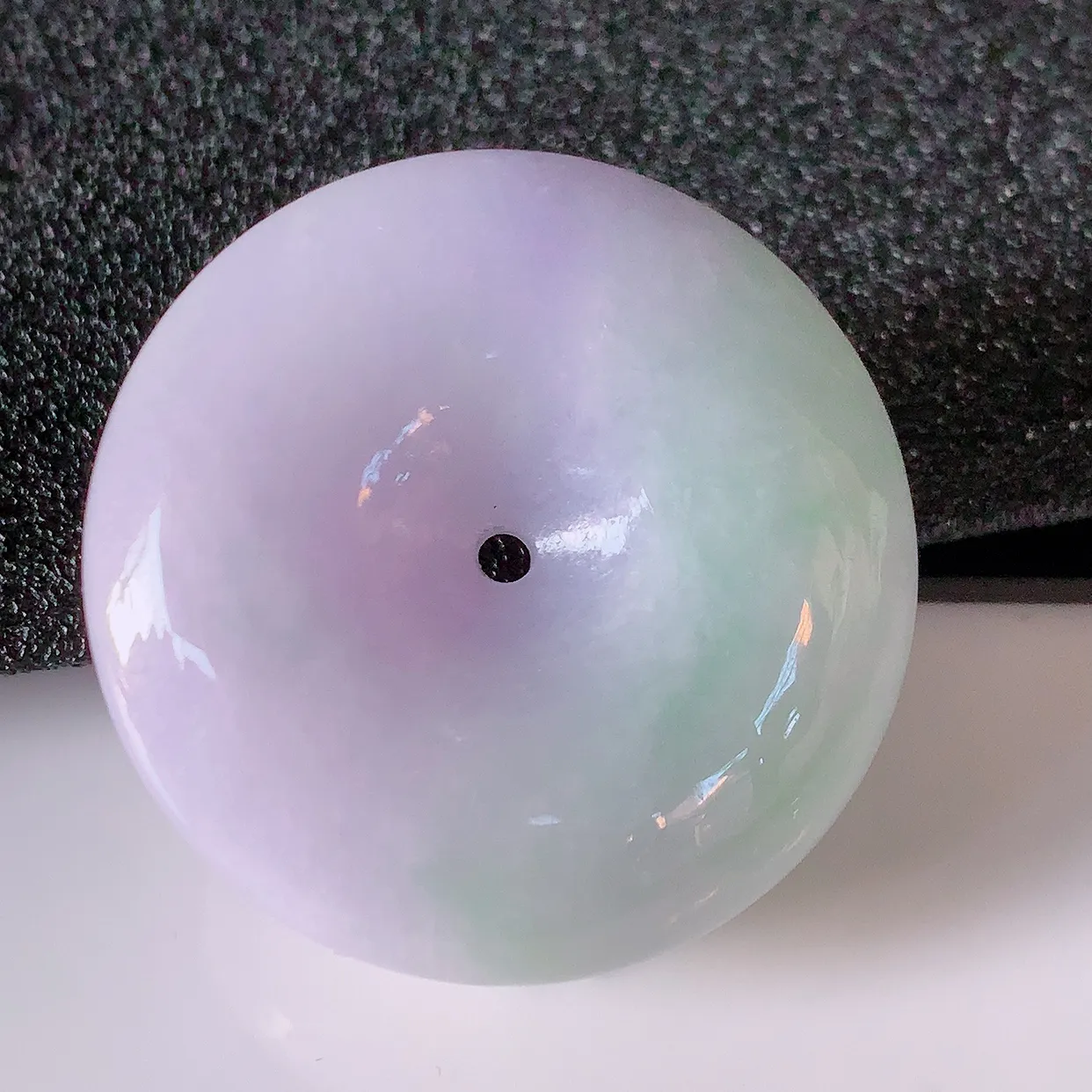 自然光实拍，冰润春带彩翡翠平安扣吊坠，形体饱满圆润，平安扣肥嘟嘟的，平平安安，种水很好，配戴精美！#05.10