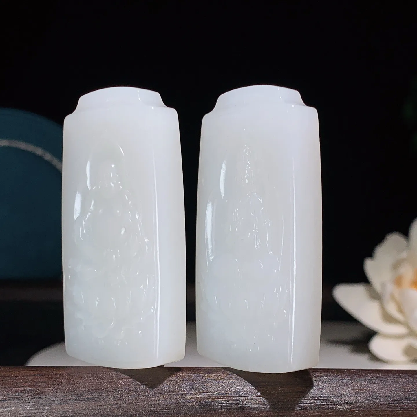 一对和田玉白玉羊脂白观音佛对牌挂件。尺寸52/25/9总重61克 玉质细腻油润 底色纯净 脂粉好，品质好。lt251019