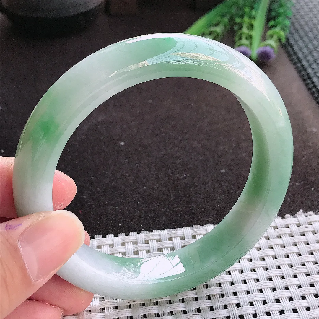 实拍翡翠A货61.5/13.2/9.8老坑精美温润飘阳绿大圈口手镯翡翠玉镯女款