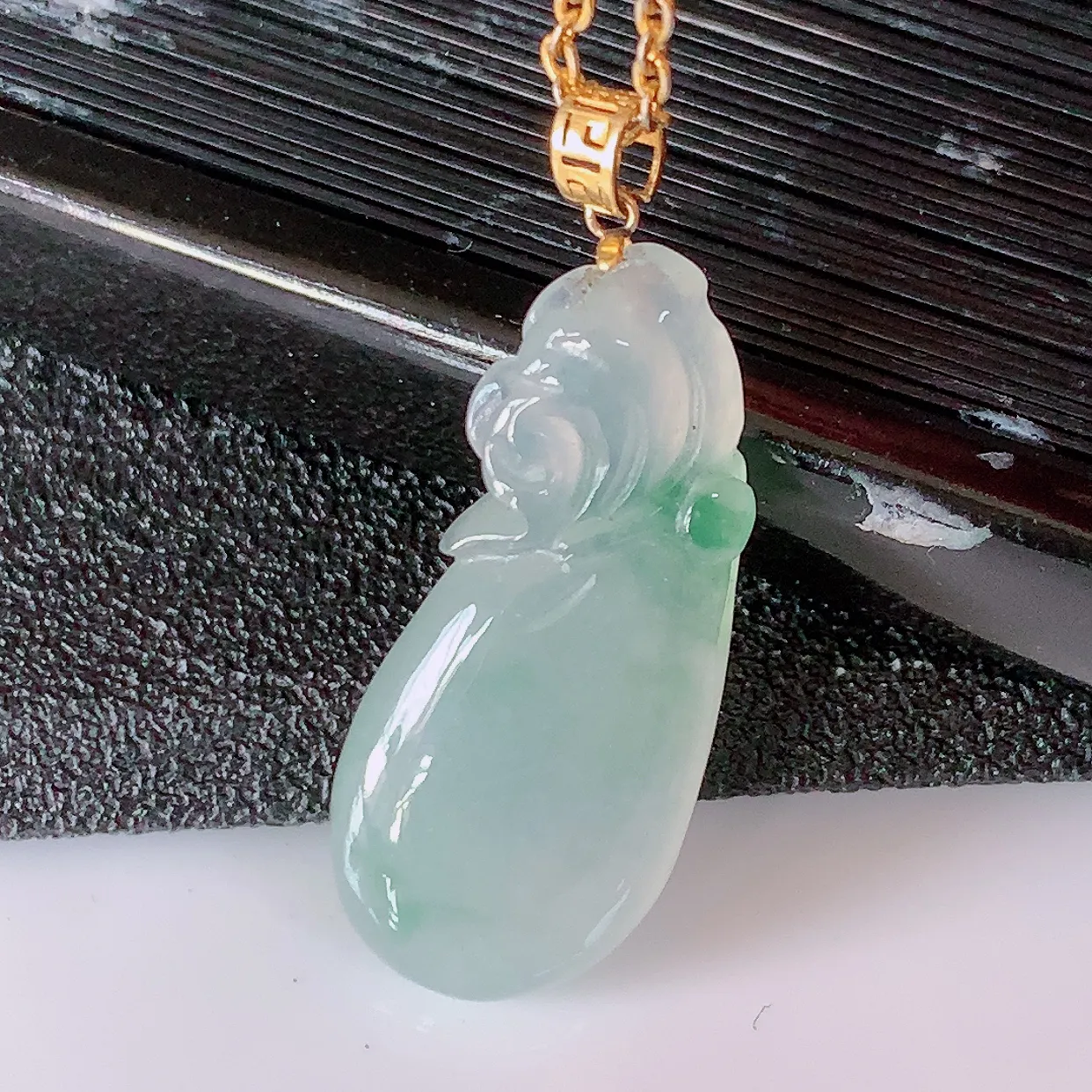 自然光实拍，18K金镶嵌冰种飘花翡翠招财钱袋子吊坠，寓意“代代有福，代代有财，腰缠万贯” 玉质细腻，佩戴效果佳！#57.7