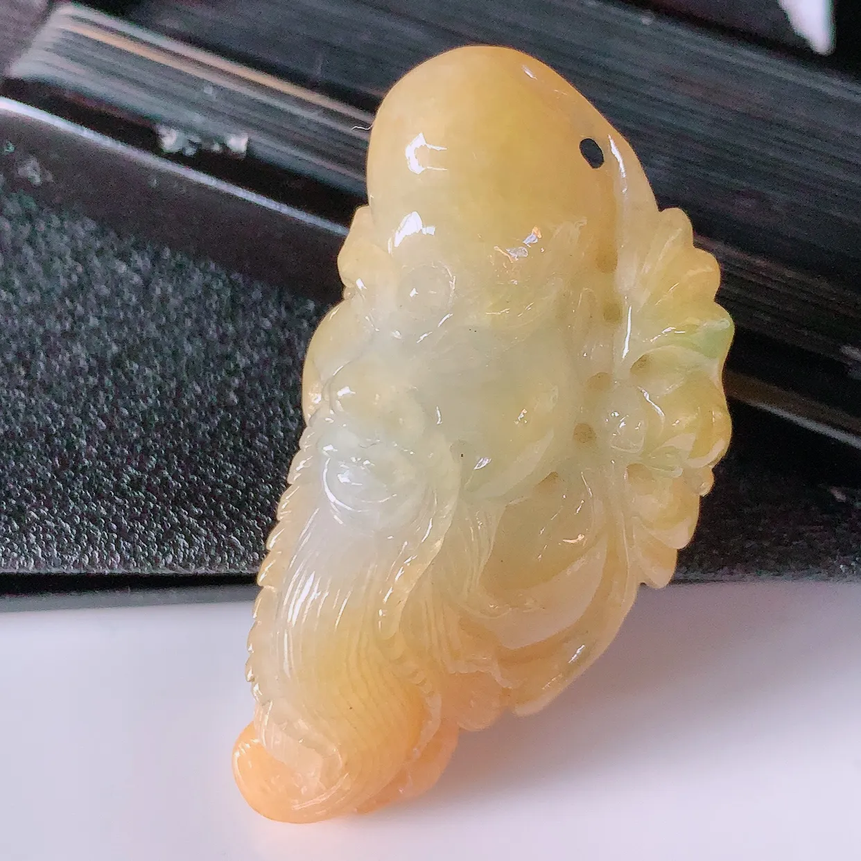 自然光实拍，冰润黄加绿翡翠招财财神爷吊坠，种老水足，雕工精湛 ，寓意美好，佩戴时尚出众！#89.10