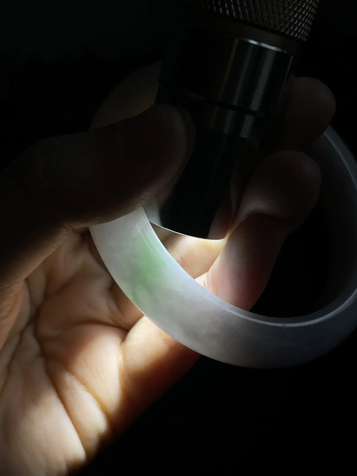 翡翠手镯，种老肉细，飘一片阳绿阳，上手仙气飘飘，非常漂亮