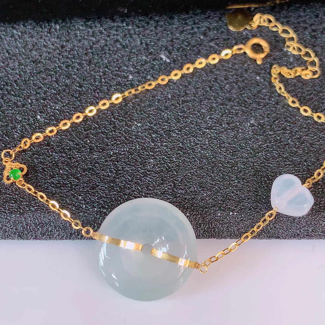 18k金镶嵌冰种翡翠平安扣手链，沁人心脾，精致典雅的设计，为佩戴者，增添色彩，送礼自留都是佳品选择！