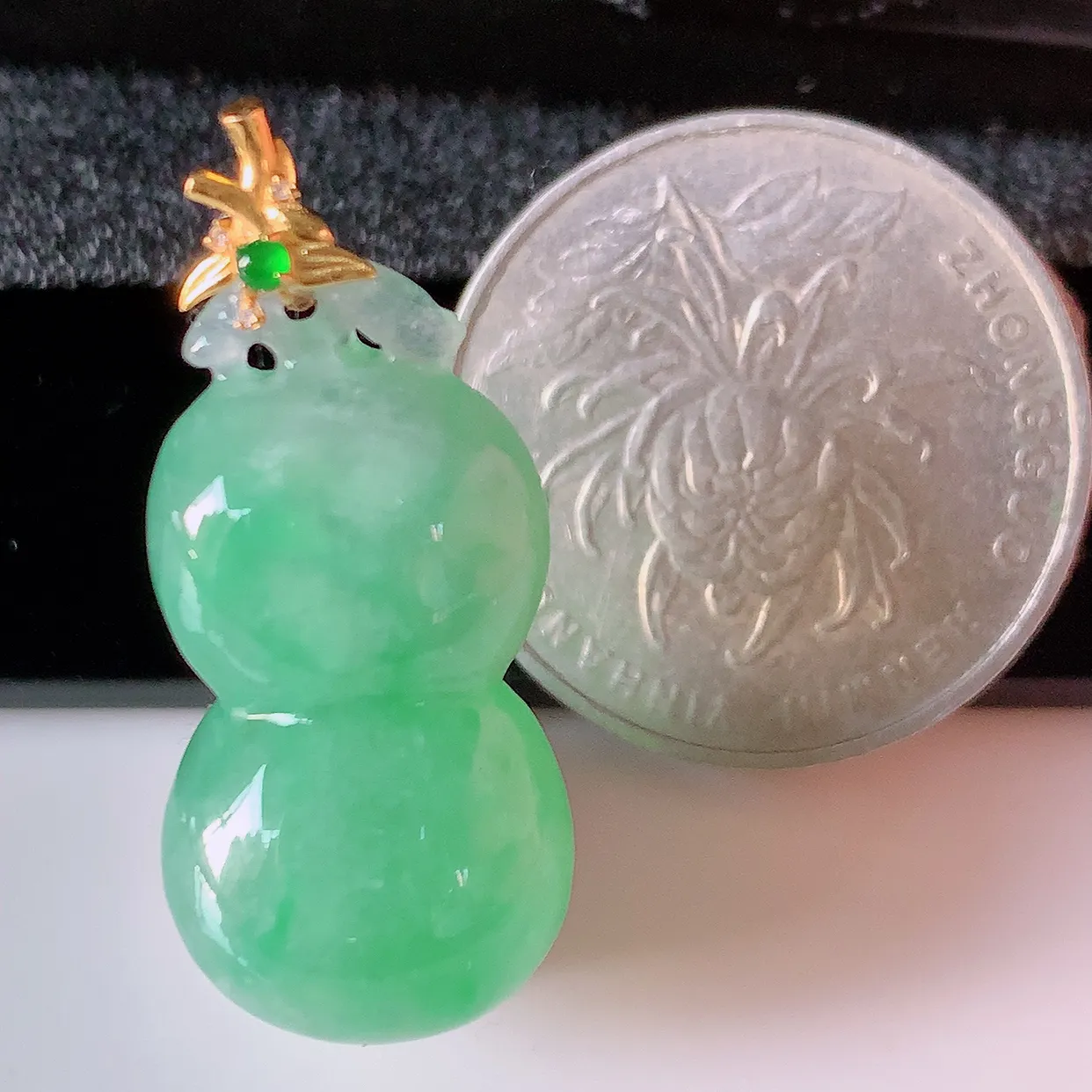 自然光实拍，18K金镶嵌冰满绿葫芦吊坠，翡翠葫芦，寓意福禄双全，财源滚滚，佩戴效果优雅迷人！#02.10整体32裸石26*13.8*10
