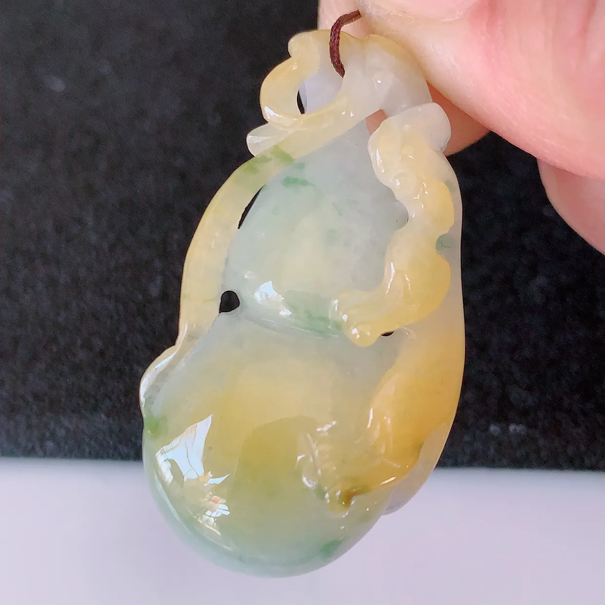 自然光实拍，冰润黄加绿翡翠葫芦吊坠，葫芦寓意福禄双全，财源滚滚，饱满，清新脱俗，佩戴效果优雅迷人！#