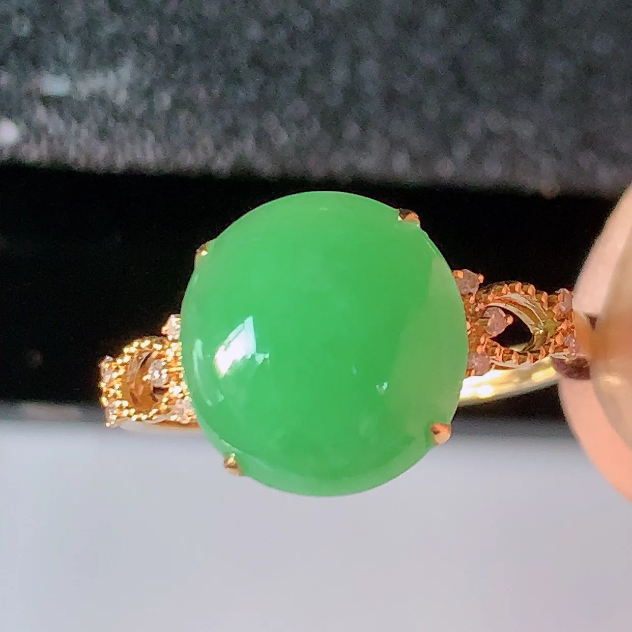自然光实拍 18K金精工镶嵌满绿翡翠戒指，玉质细腻，翡翠色泽均匀，艳丽饱满，款式高贵大气，14圈口，