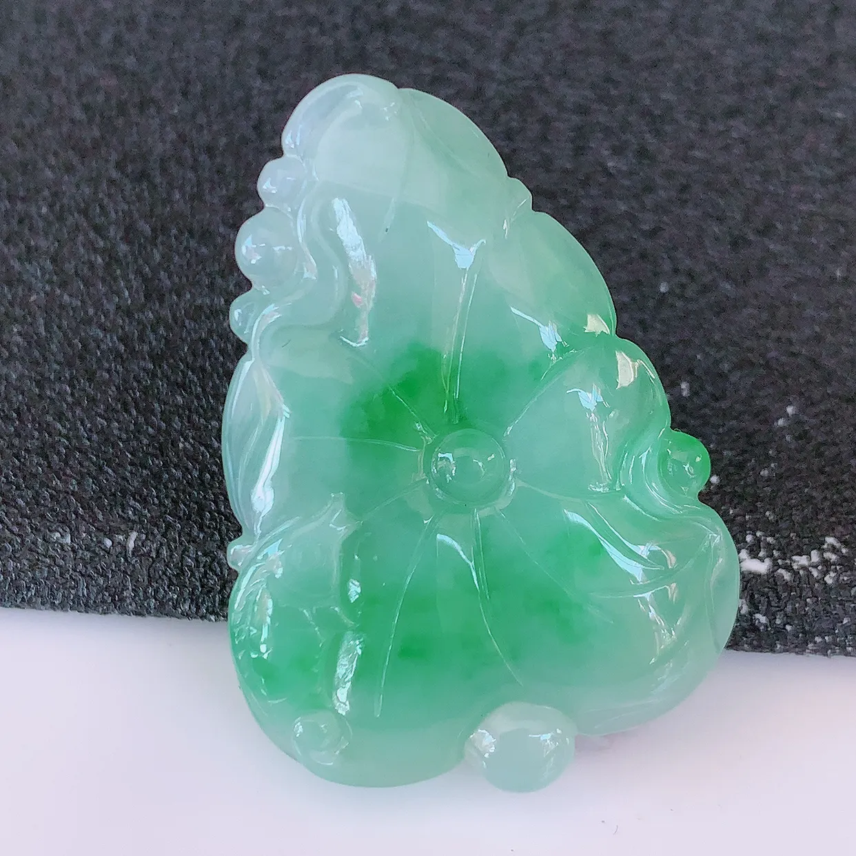 自然光实拍，冰飘绿翡翠荷叶鱼、和和美美 玉坠，财源广进，自然隐逸、荷本是素不着尘之物，有和美之寓意。#05.7