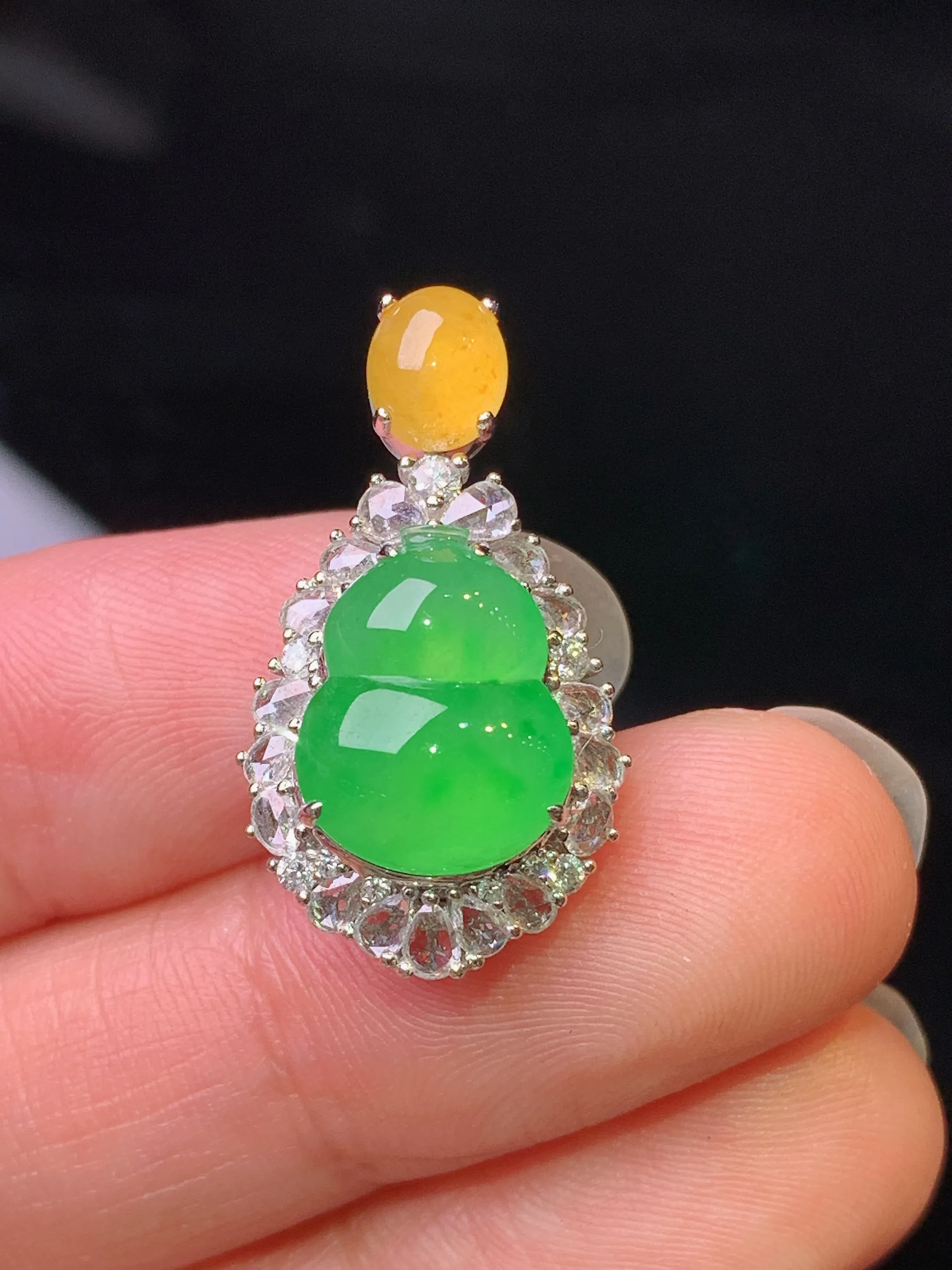 18k金钻镶嵌满绿葫芦吊坠 玉质细腻 色泽艳丽清新 整体尺寸25.2*14.2*9.8